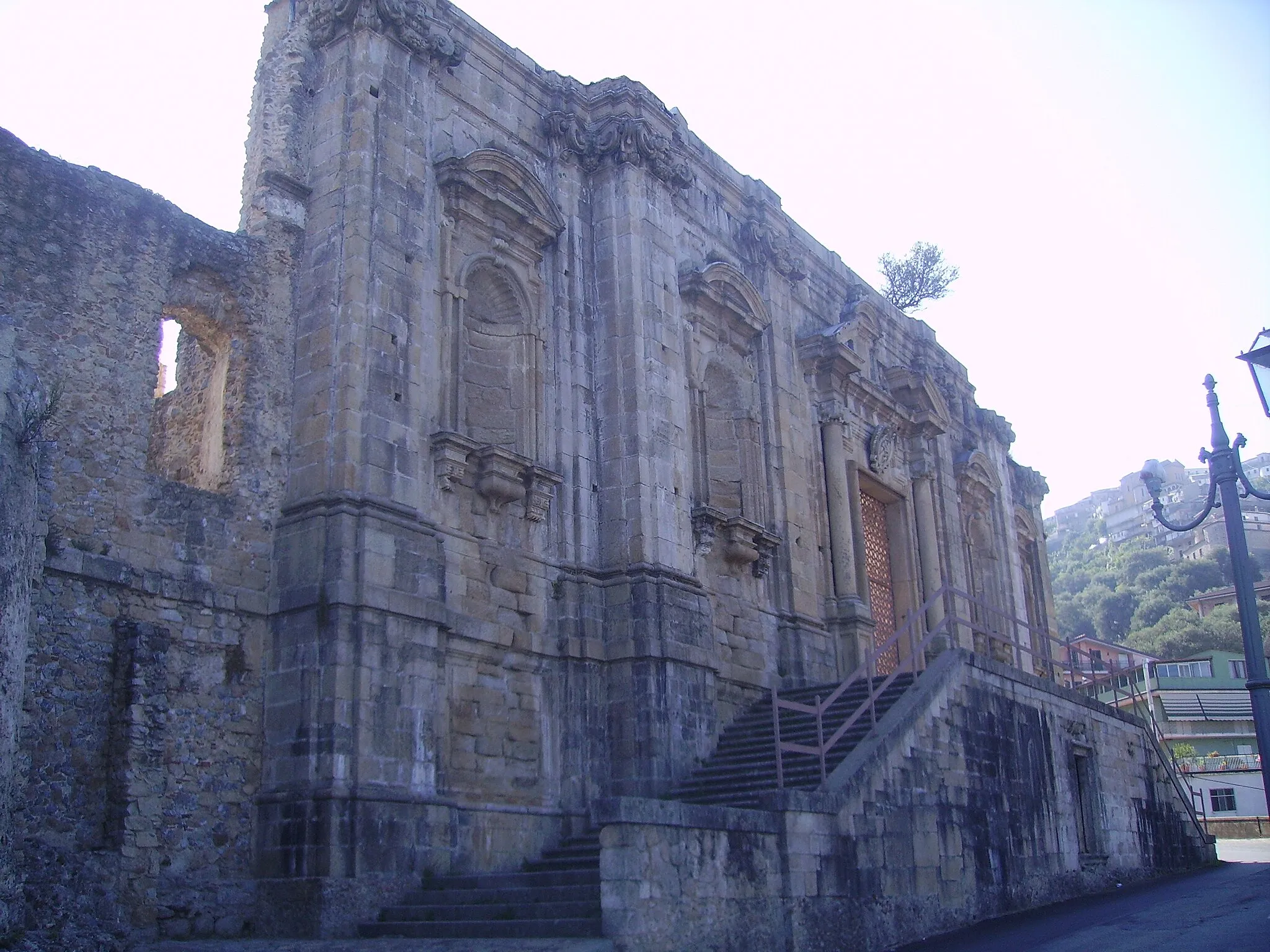 Photo showing: Ciò che rimane della facciata della chiesa di San Domenico a Soriano Calabro (VV), Italia, distrutta dal terremoto del 1783.