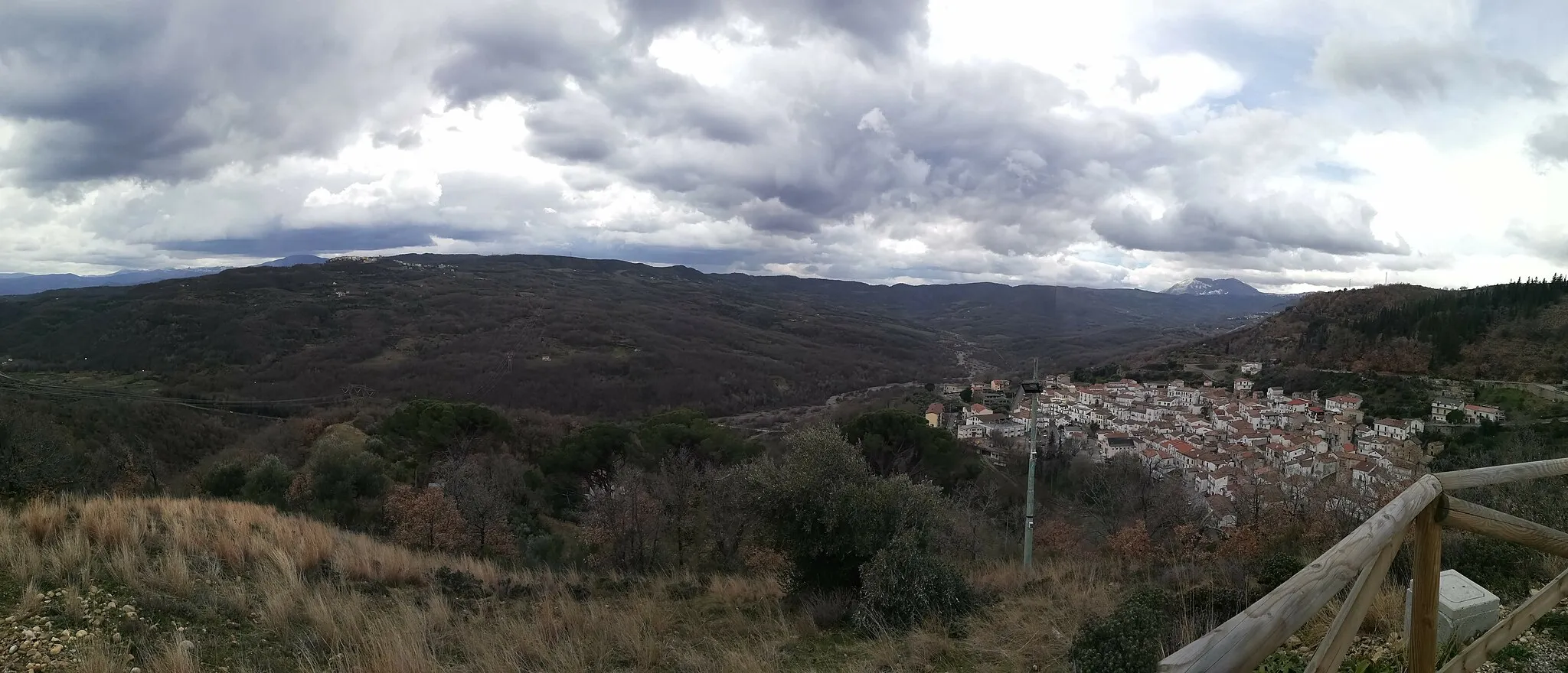 Photo showing: Panorama di Calvera e della Valle del Serrapotamo vista dal Monte Zingarello