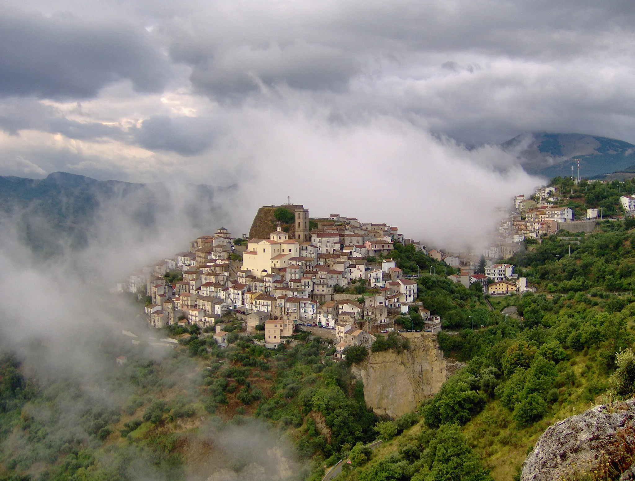 Photo showing: Panorama di San Chirico Raparo, immerso nella nebbia, visto da località Torre San Vito