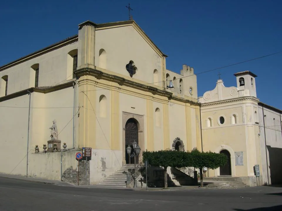 Photo showing: Chiesa Matrice o Santa Maria delle Nevi: costruita sul sedime della cappella del convento dei Domenicani, del quale sono ancora visibili le rovine alla destra della Chiesa. Un tempo la chiesa si trovava nei pressi della Chiesa di San Rocco, ma il terremoto del 1783 la distrusse. Il paese si stava espandendo e così i cittadini decisero di collocarne la sede nell'attuale posizione più centrale;