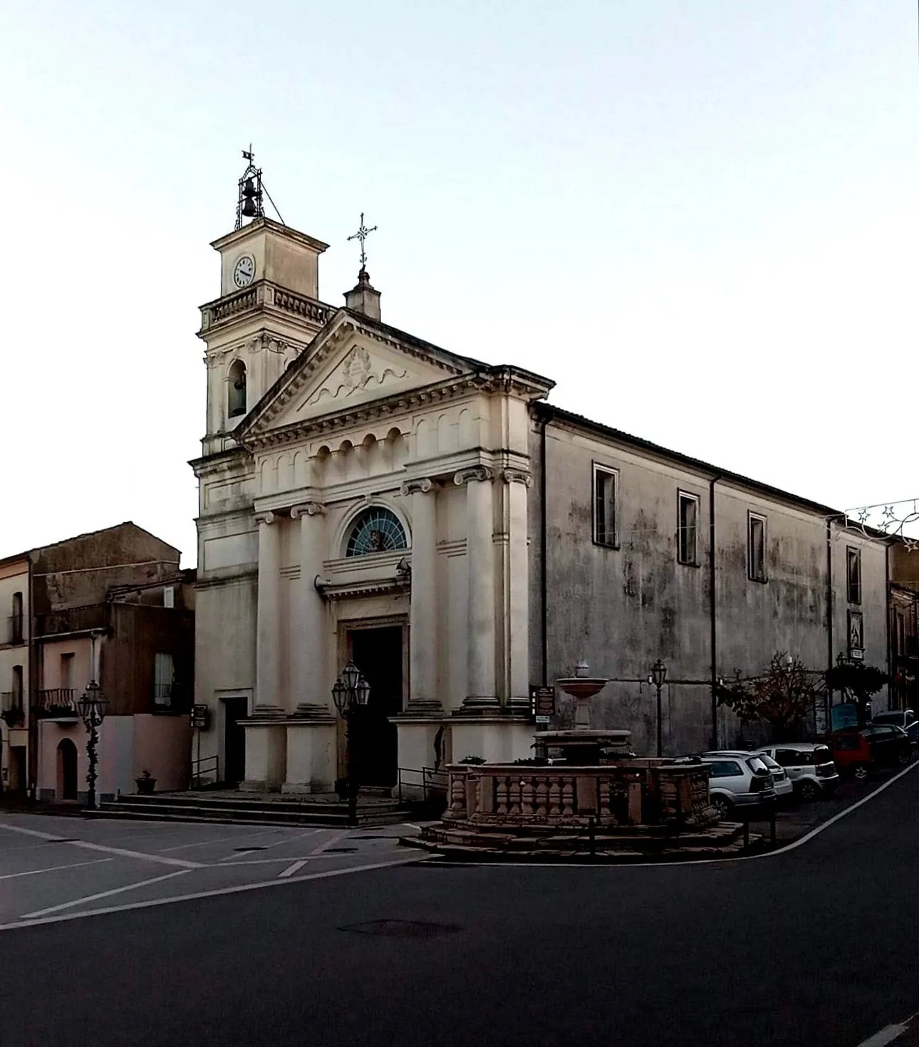 Photo showing: Girifalco, piazza Vittorio Emanuele II, corso Garibaldi. Chiesa di San Rocco e fontana Carlo Pacino.