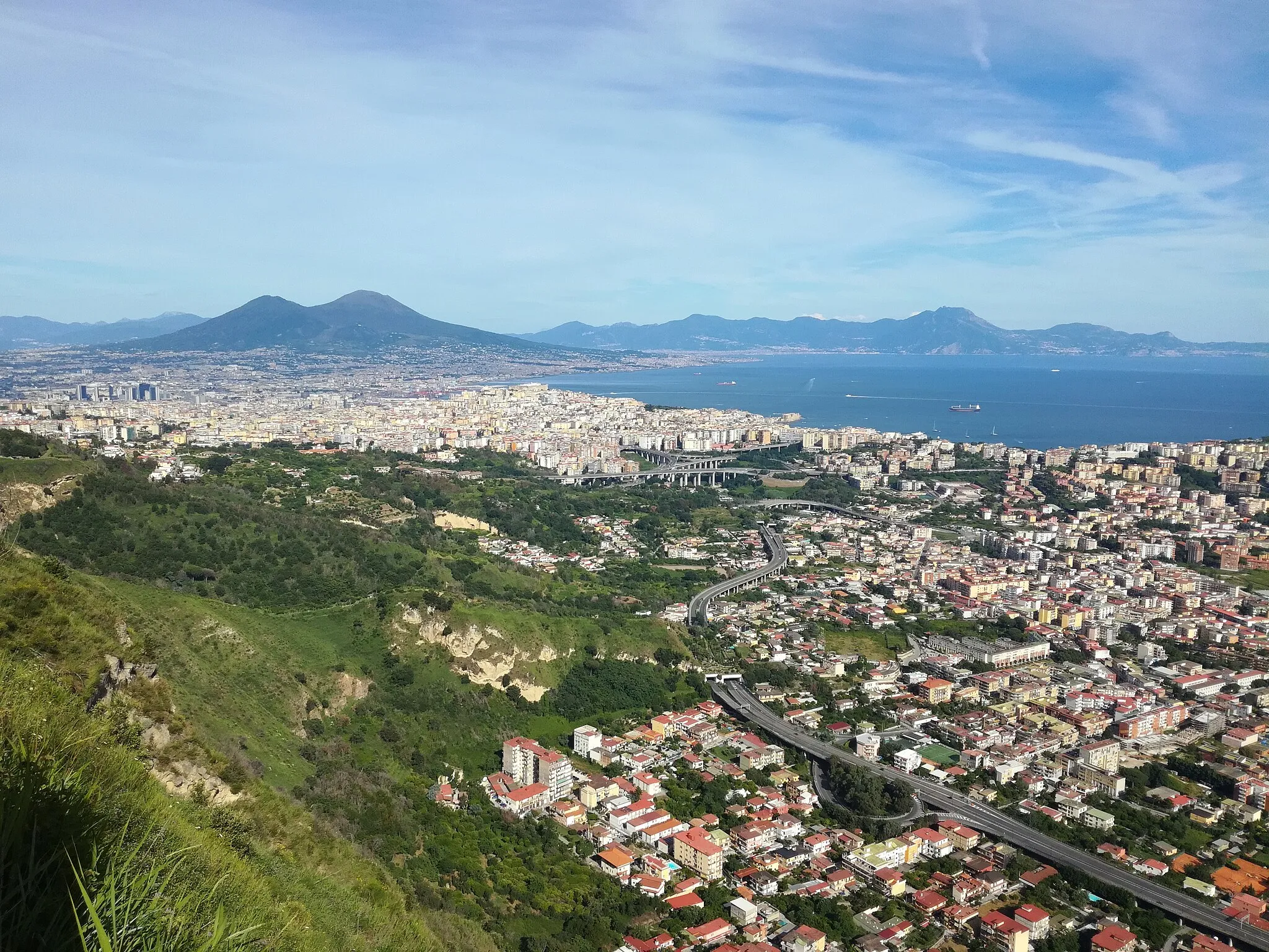 Photo showing: Veduta dall'Eremo dei Camaldoli: Napoli, Vesuvio e Monti Lattari.