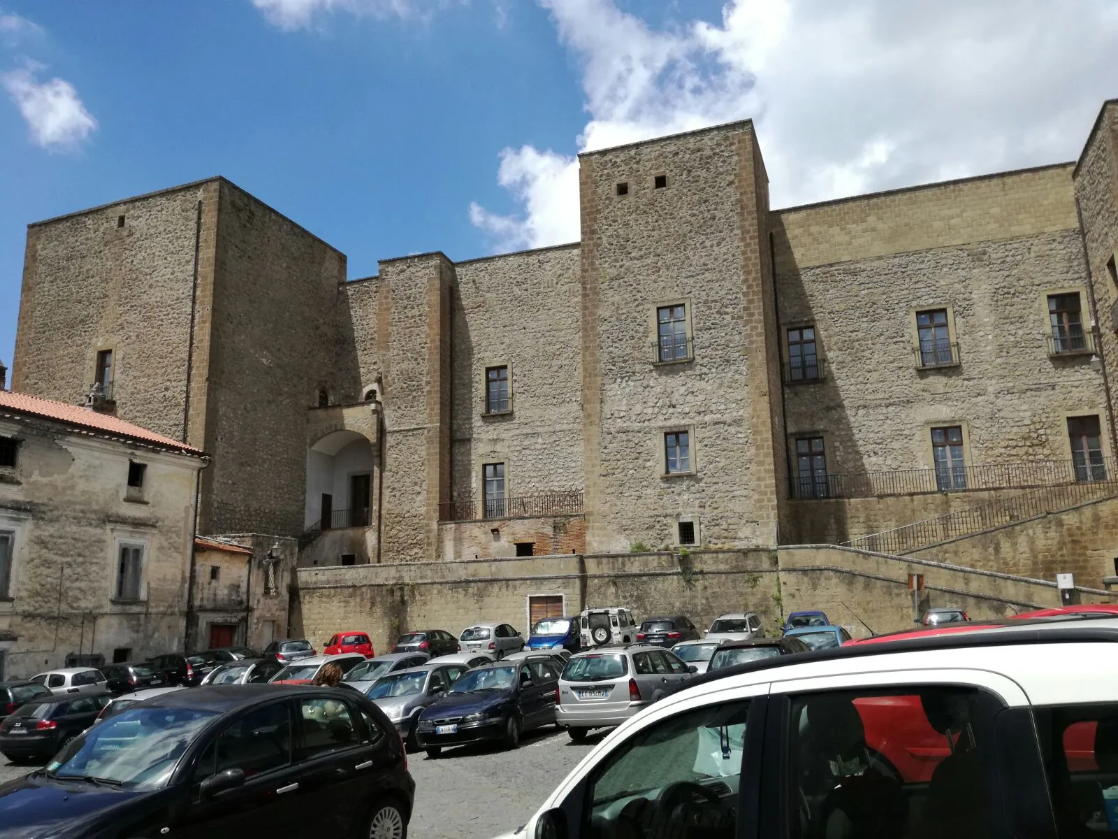 Photo showing: Lato est del castello ducale di Sessa Aurunca (visuale dal municipio)