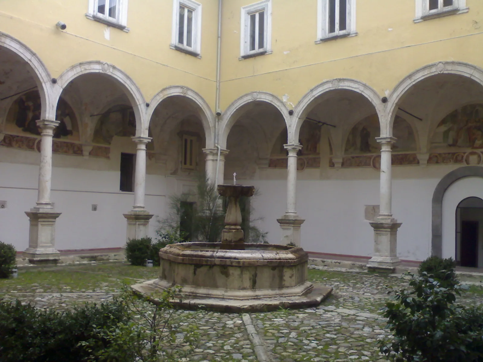 Photo showing: chiostro del Palazzo di Città di Campagna.