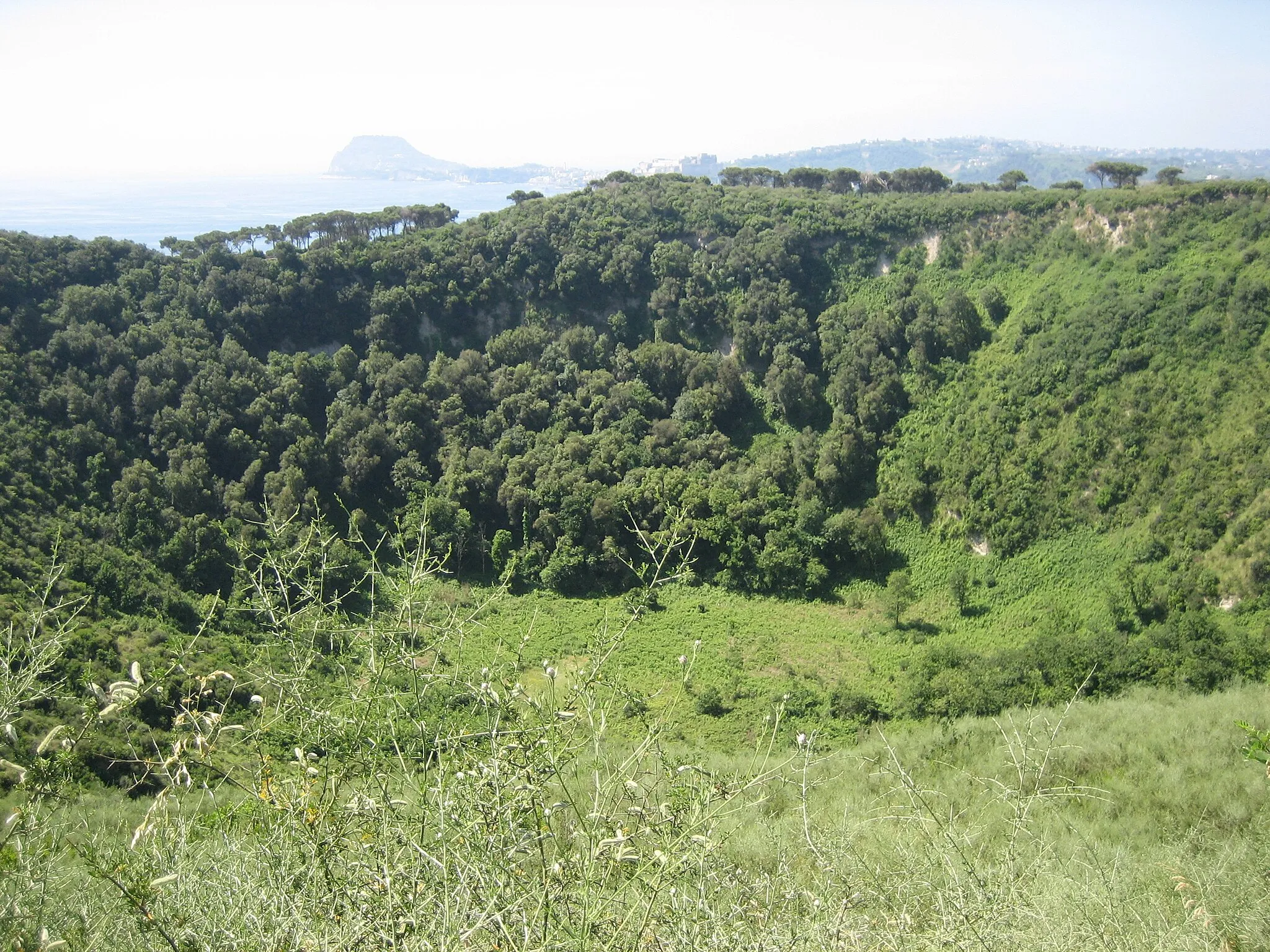 Photo showing: Crater of Monto Nuovo near Pozzuoli, Italy