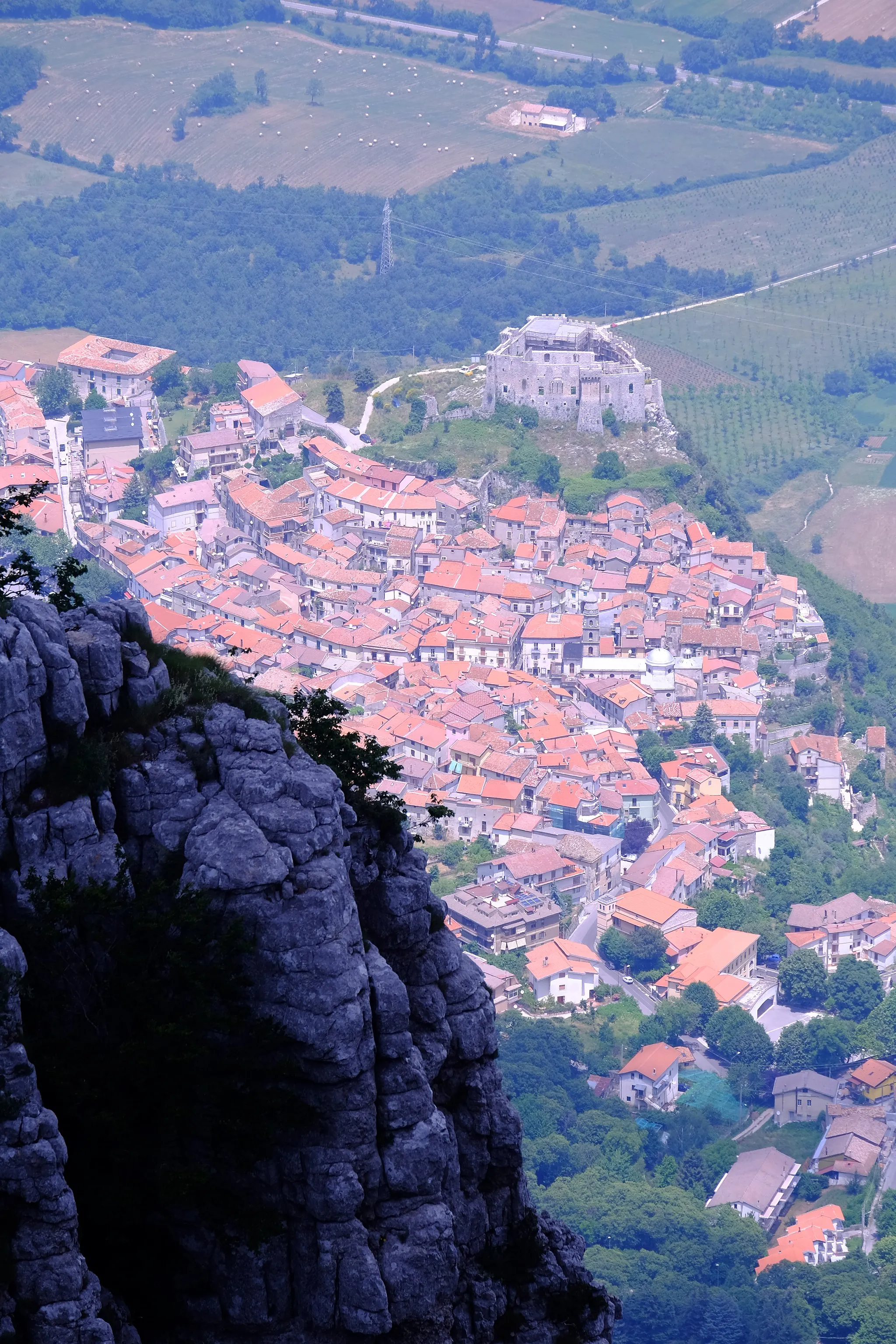 Photo showing: View of Sicignano degli Alburni from the top of the Alburni Mountains