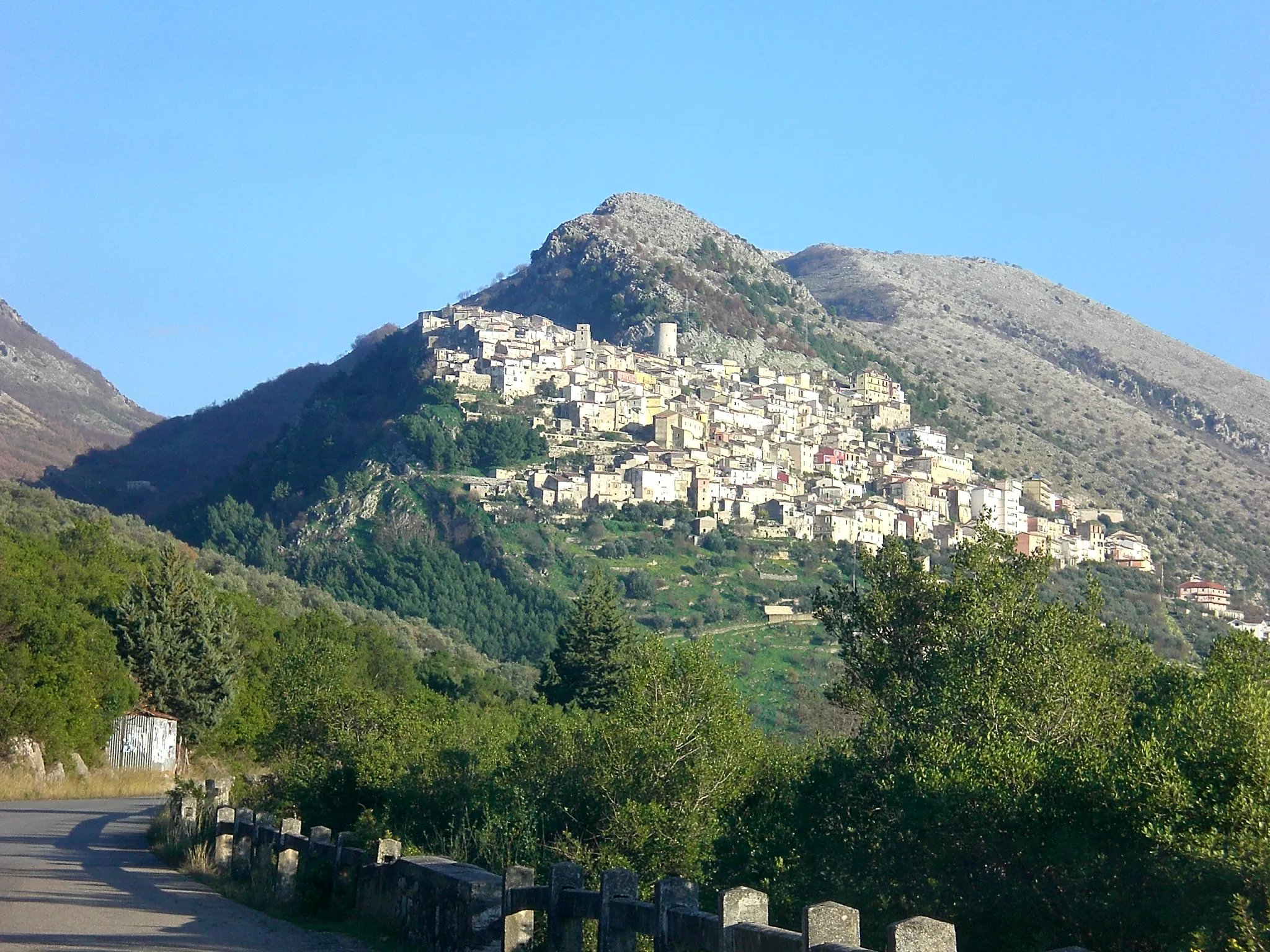 Photo showing: Veduta di Castelcivita, e Alburni.

Parco nazionale del Cilento, Vallo di Diano e Alburni — Campania.