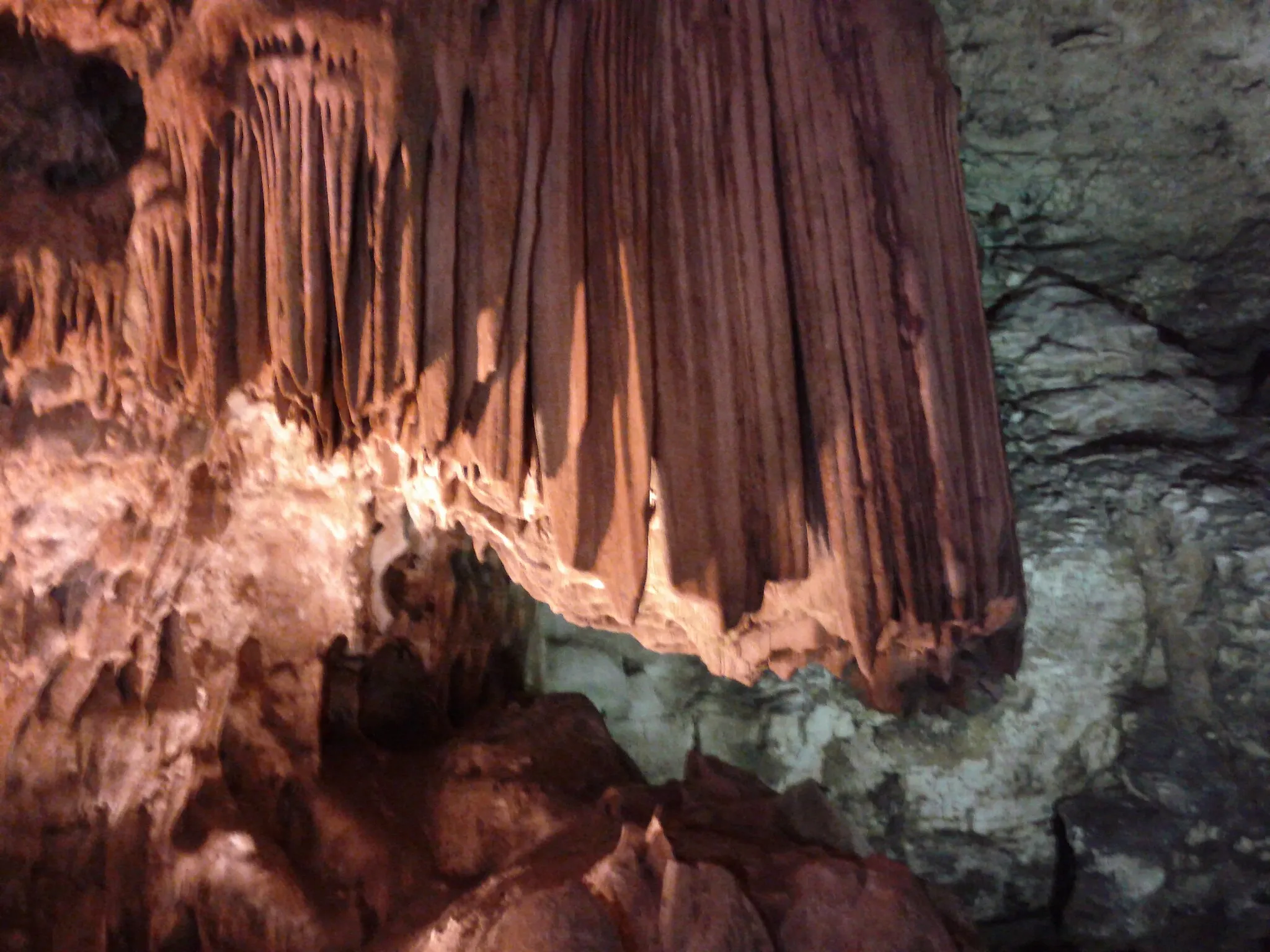 Photo showing: Castelcivita grotte: le stupende formazioni di stalattiti e stalagmiti formano opere d'arte