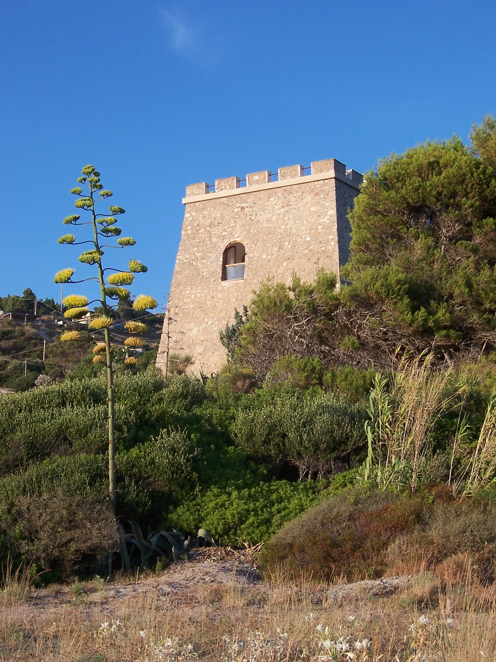 Photo showing: A picture from the beach to the west-side of "Torre dei Caprioli"