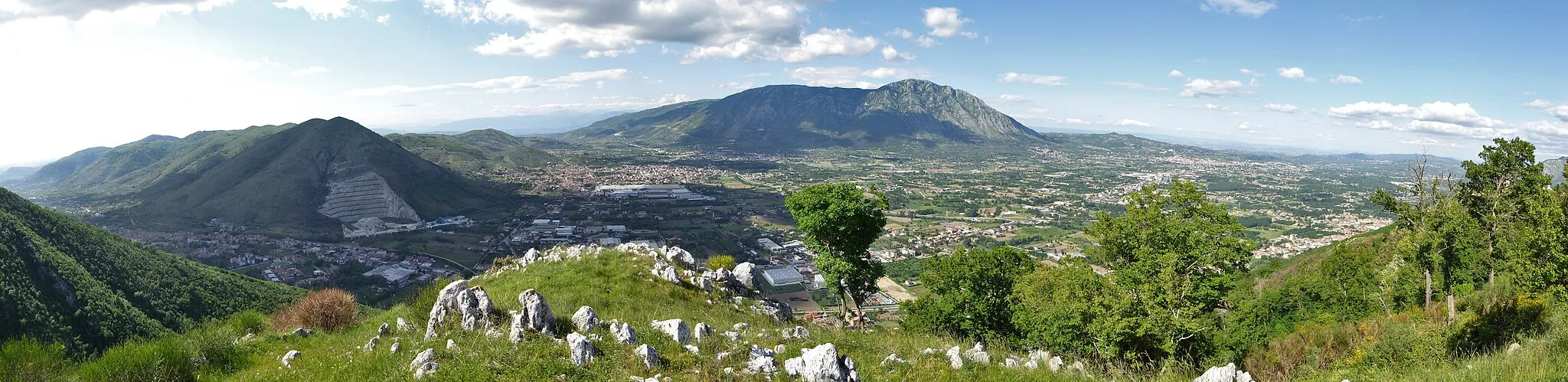 Photo showing: La Valle Caudina vista da località Chiana Stajie, nel comune di Paolisi. Nel mezzo è il monte Taburno, a sinistra il monte Tairano con la stretta di Arpaia
