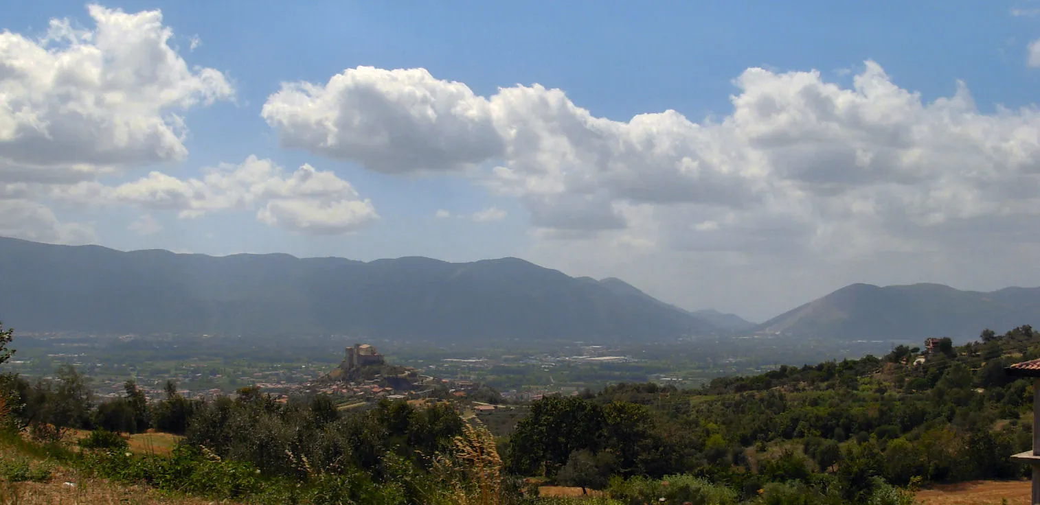Photo showing: Vista della Valle Caudina (Campania) dalle pendici del Taburno. Sulla sinistra il castello di Montesarchio.