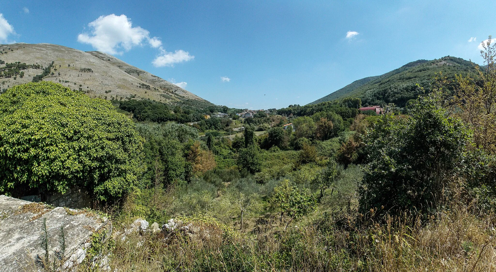 Photo showing: La Stretta di Arpaia, vista dai dintorni di Forchia, in provincia di Benevento. Viene comunemente identificata con il luogo delle Forche Caudine.