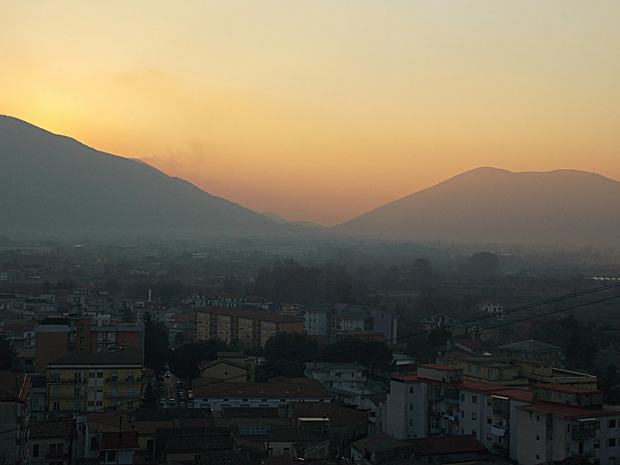 Photo showing: The Stretta di Arpaia ('Saddle of Arpaia'), traditionally believed to be the place of the yoke under which Romans were forced to pass at the Caudine Forks, seen from the Montesarchio hill at sunset. The mount on the left is Paraturo, the one on the right is Tairano.