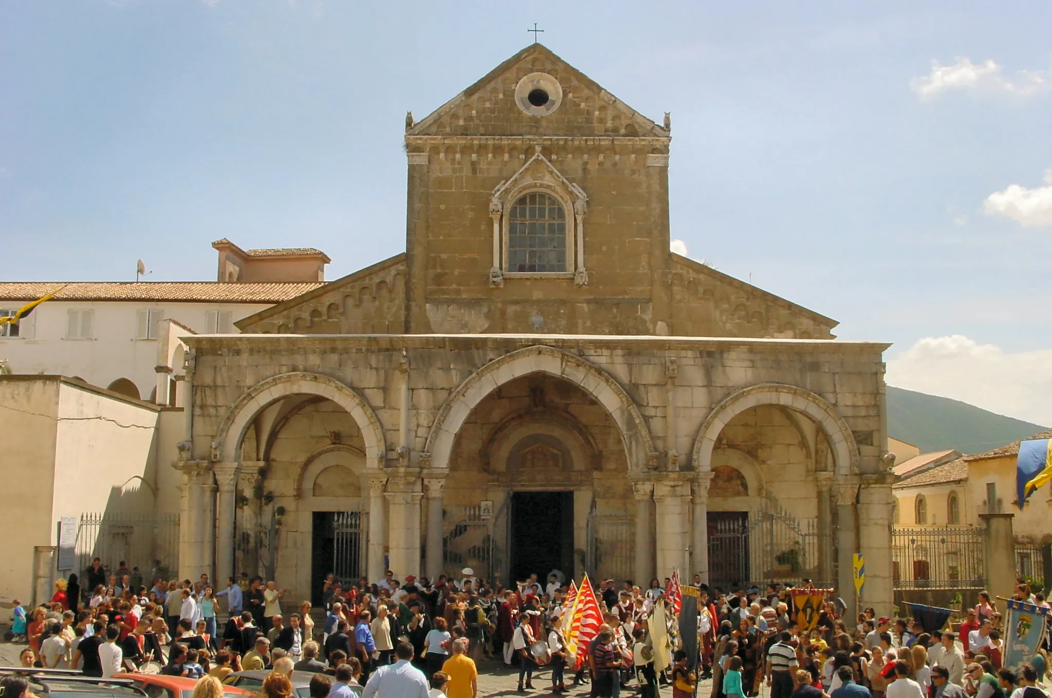 Photo showing: Sessa Aurunca (CE)- Cattedrale di Sessa Aurunca: risalente al XII secolo (consacrato nel 1103) e uno dei più significativi esempi di architettura romanica applicata in Campania. Presenta un interessante connubio tra i Materiali di reimpiego provenienti da antichi Edifici romani (Tempio di Mercurio e di Ercole, Teatro), Caratteri dell'Architettura romanica ed Elementi del restauro barocco Avvenuto Intorno al 1758. La facciata, con frontone triangolare superiore e finestrone centrale, preceduta da e un portico del XIII Secolo a tre arcate sorrette da Pilastri e colonne. Sotto il porticato si aprono i tre portali di alla chiesa accessori decorati con architravi ed Elementi marmorei di spoglio. La pianta e A croce latina, a tre navate da colonne di Divise diversificato Materiali. Pregevole e Il Pavimento musivo del XII Secolo Nella navata centrale. Di grande Valore artistico Sono inoltre il candelabro per il cero pasquale ed il pulpito, opere del XIII Secolo del maestro Peregrino da Sessa. Il candelabro ha base di Scolpita con una figura di Rilievo e inserti di mosaico, il pulpito decorato da mosaico e bassorilievi E una Struttura rettangolare, sorretta da sei colonnine Che Poggiano do leoni di marmo. Nella cappella del Sacramento, da ammirare e La Comunione degli Apostoli di Luca Giordano.