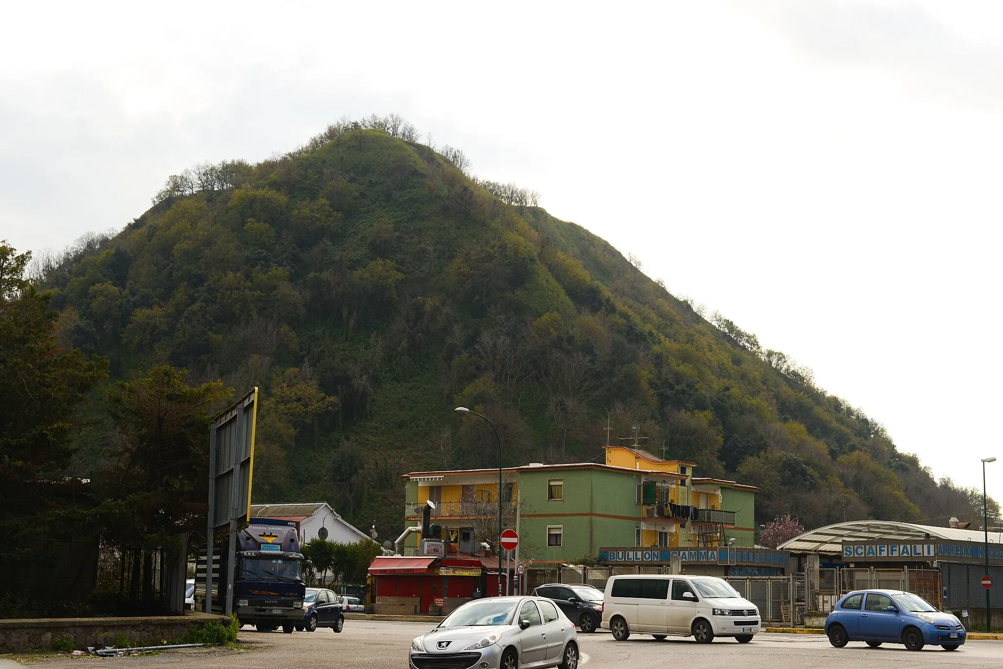 Photo showing: Monte Spina visto dal parcheggio dell'ippodromo (Agnano).