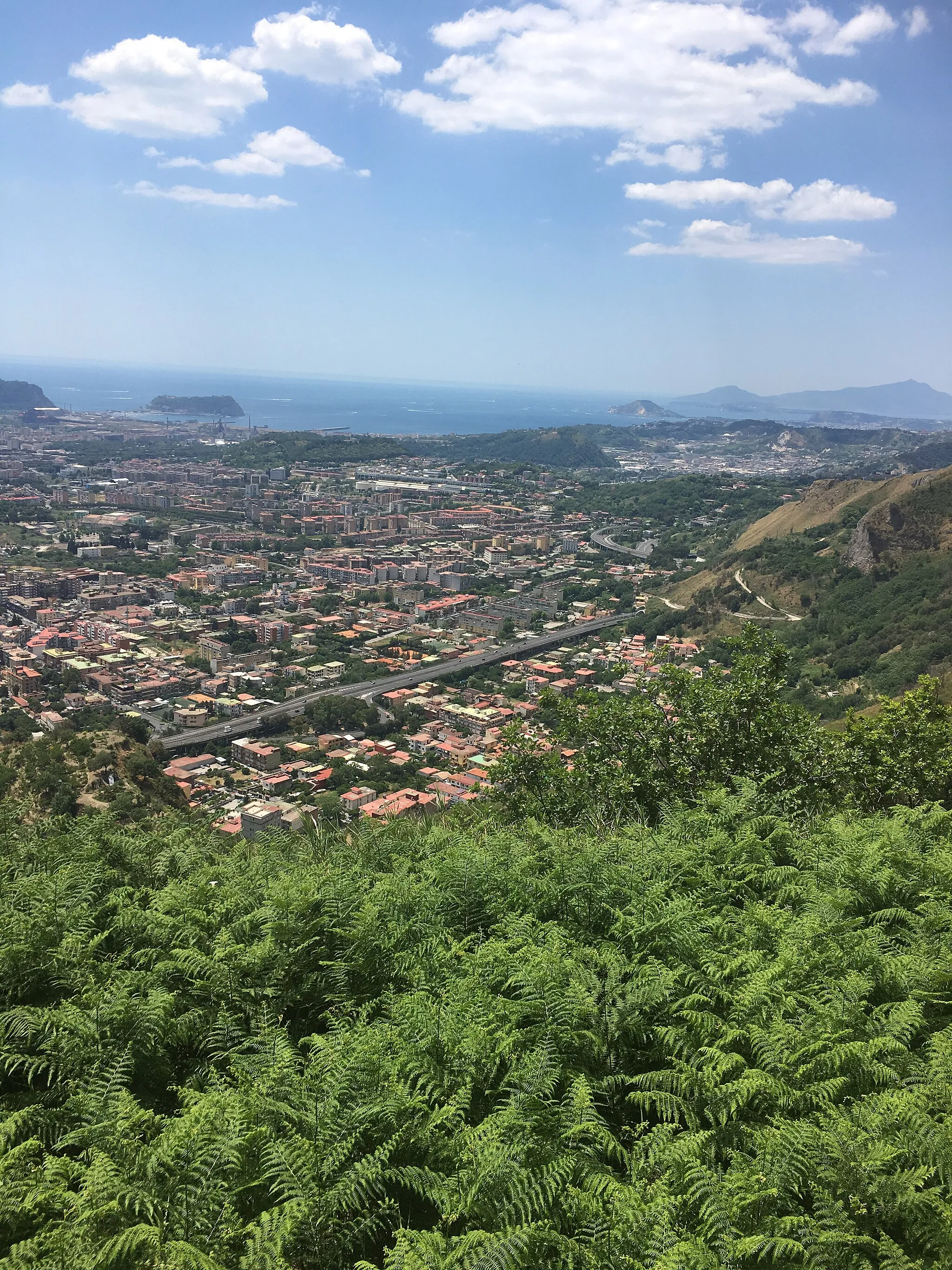 Photo showing: Soccavo vista dai Camaldoli (strada privata RAI)