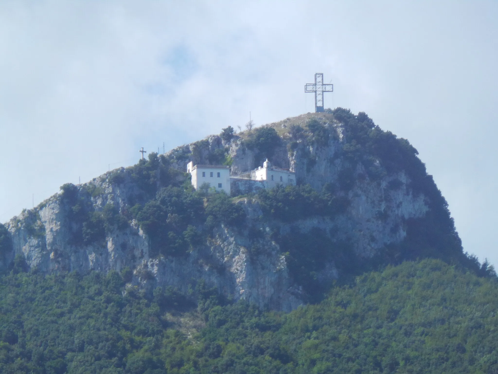 Photo showing: The Mount San Liberatore, between cities of Cava, Vietri and Salerno, with the convent of Christ King Liberator of the Universe, of the VIII century