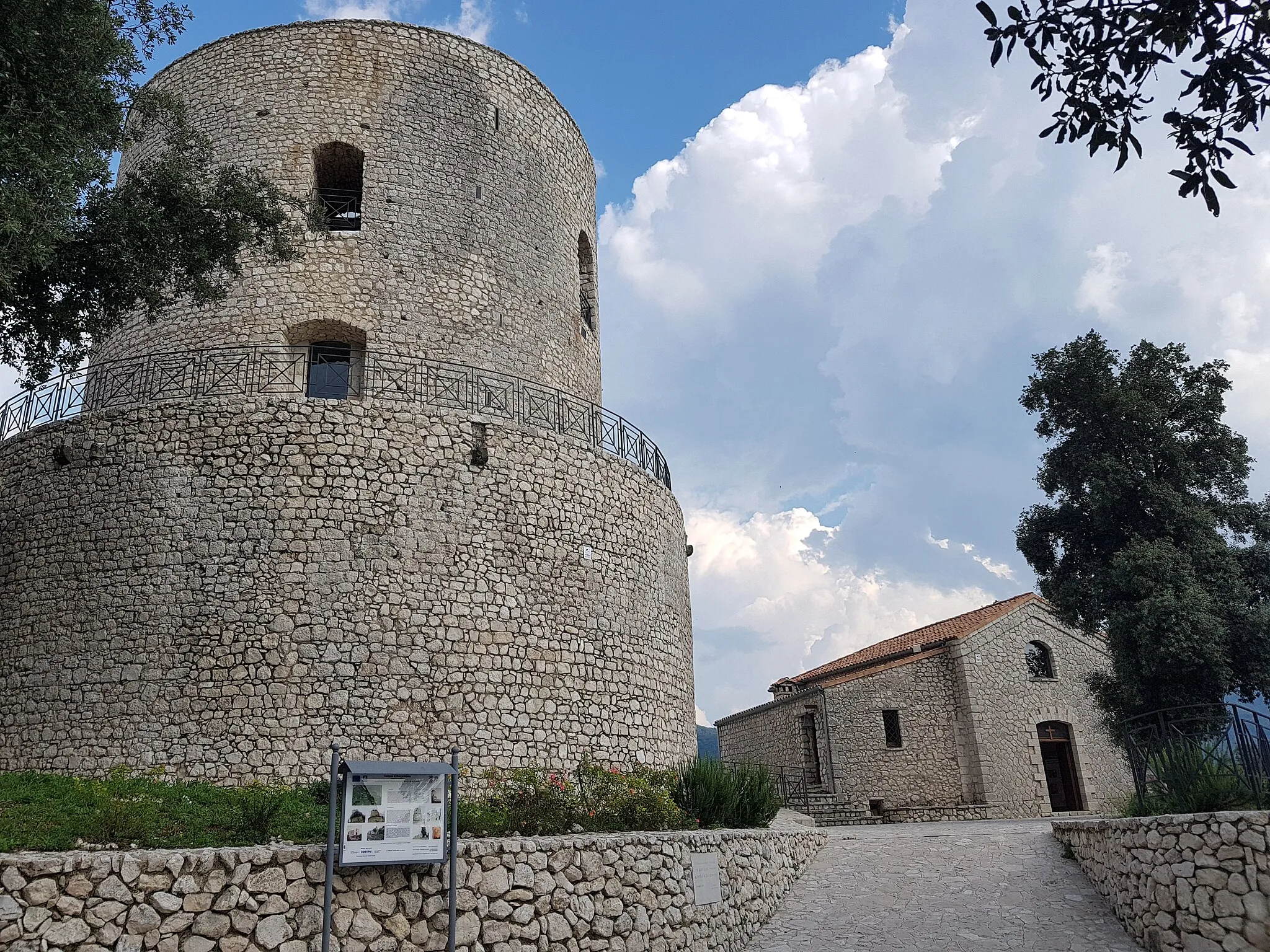 Photo showing: Torre Normanna di Roccaromana con cappella annessa della madonna di Castello