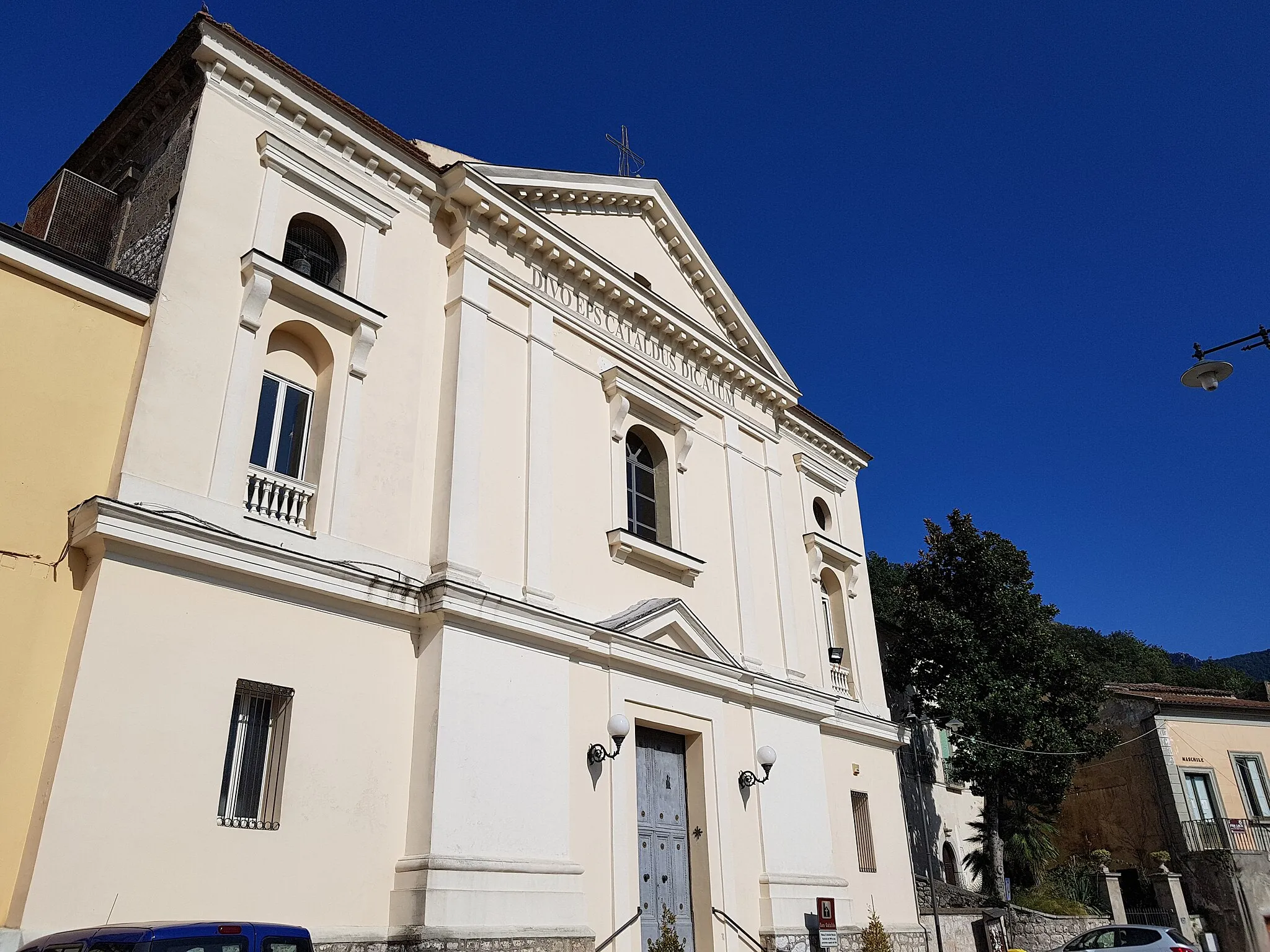 Photo showing: Facciata esterna della Chiesa Madre di San Cataldo a Roccaromana
