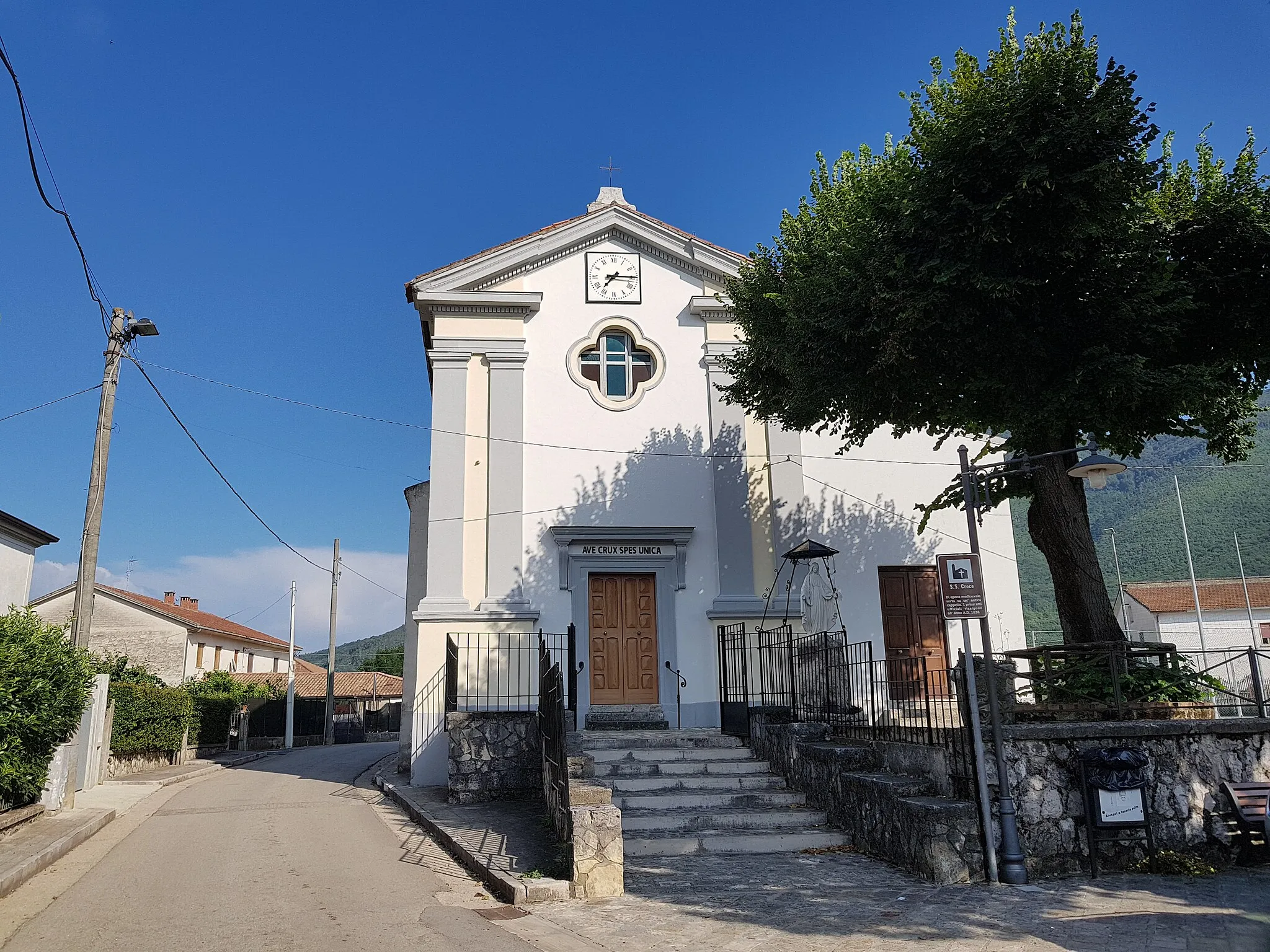 Photo showing: Santa Croce, frazione di Roccaromana: facciata esterna della chiesa della Santissima Croce.