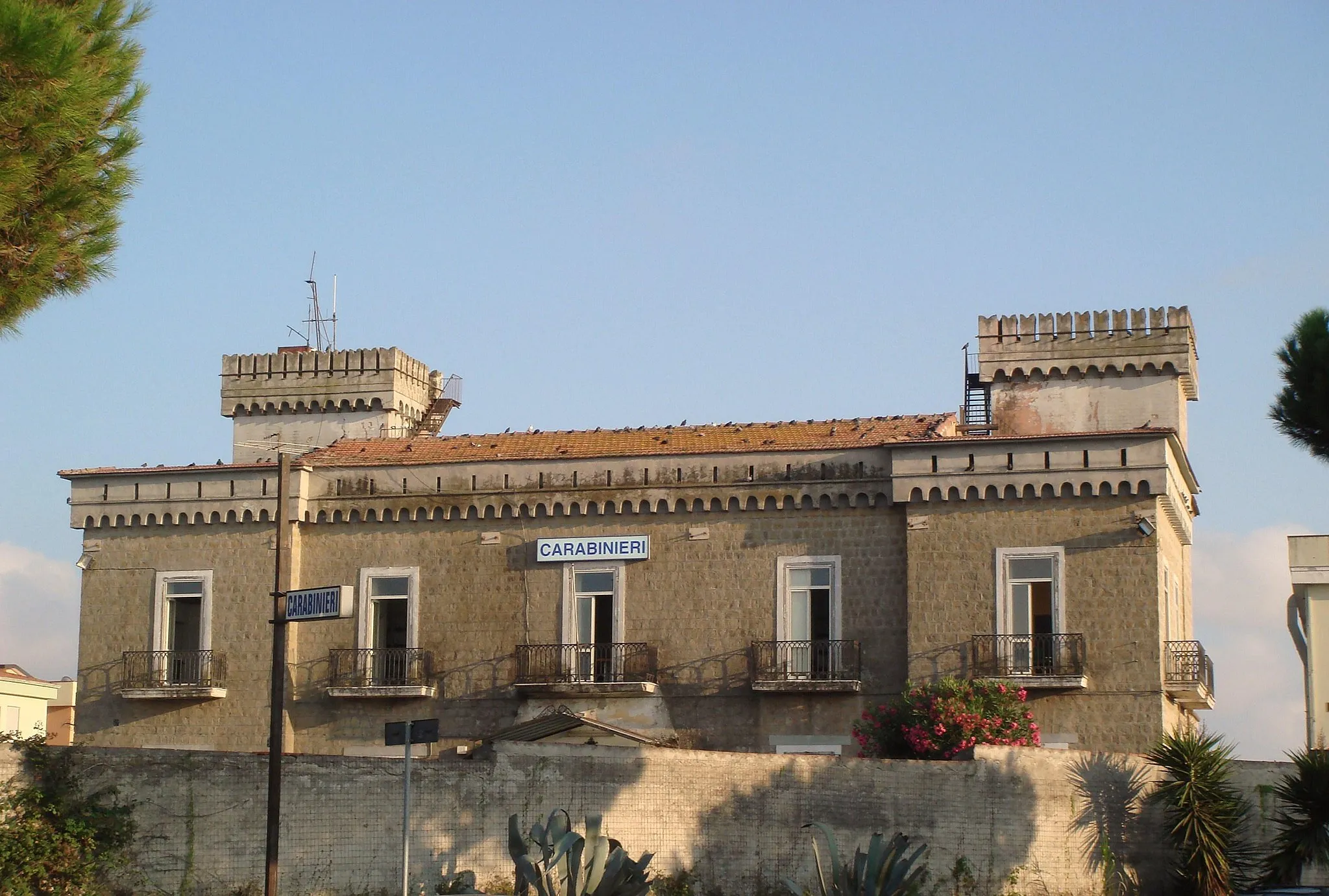 Photo showing: Villa De Blasio adibita a sede del Comune e Stazione dei Carabinieri di Lago Patria