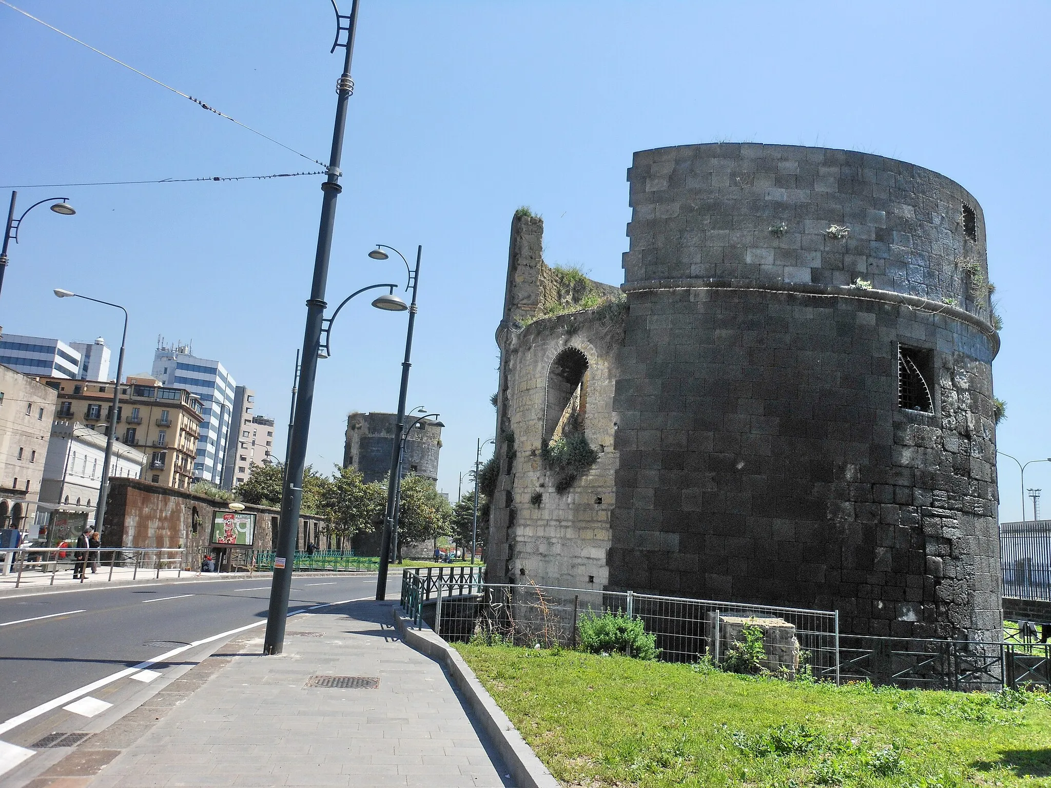 Photo showing: Resti del Castello del Carmine in via Marina a Napoli: in primo piano torre Brava, sullo sfondo torre Spinella.