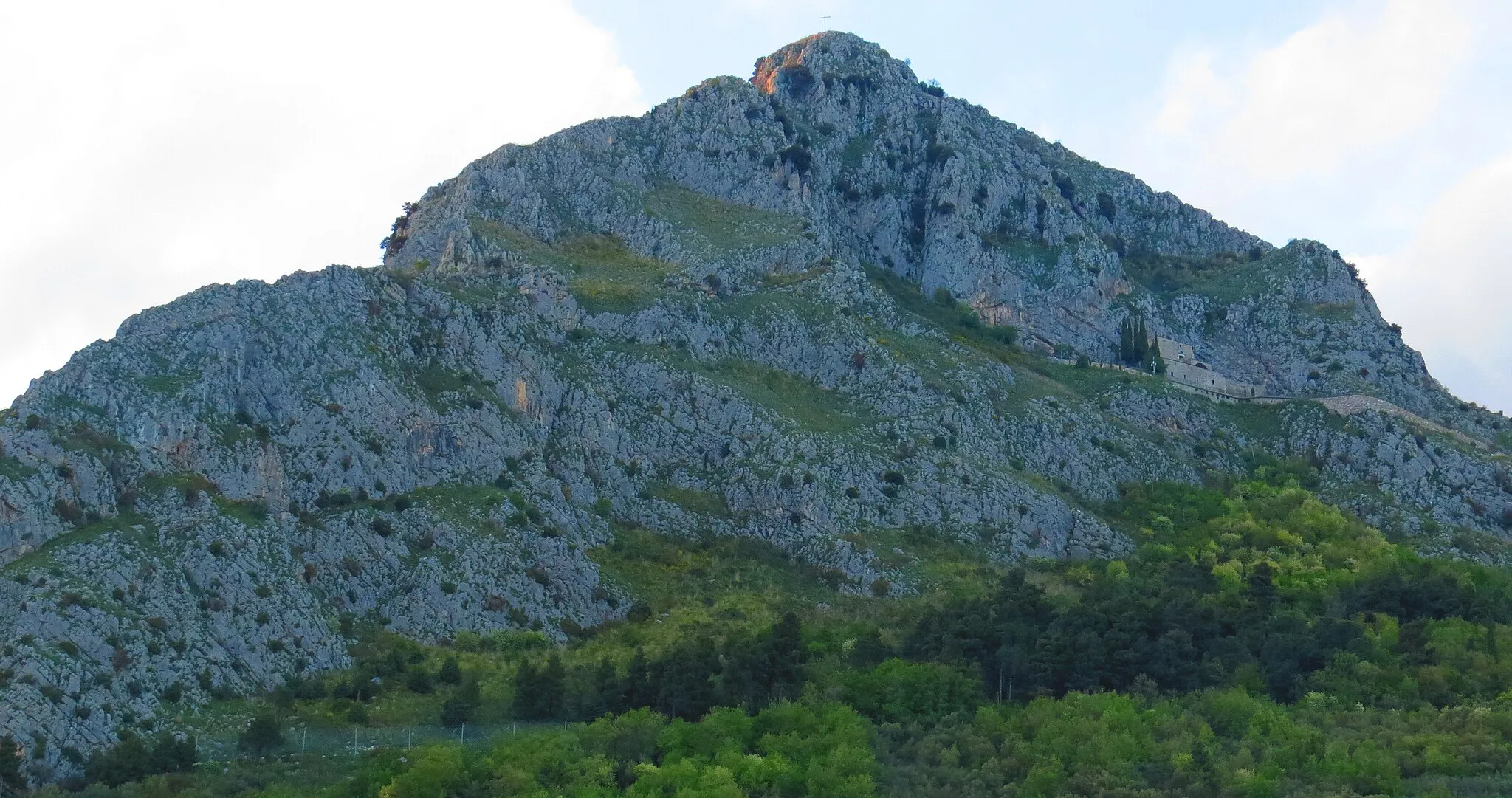 Photo showing: L'eremo rupestre di San Michele Arcangelo sul monte Caruso a Foglianise, in provincia di Benevento