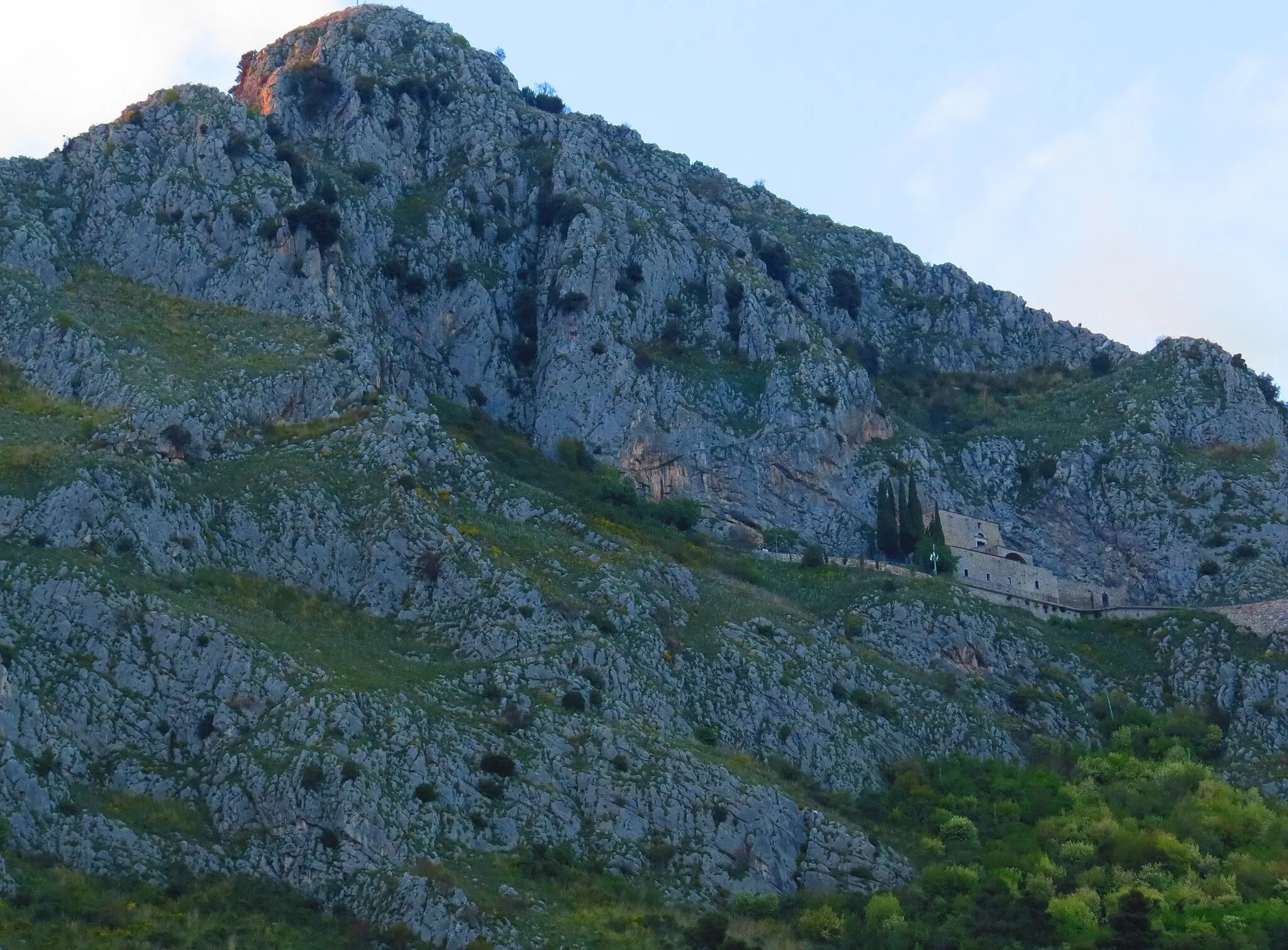 Photo showing: L'eremo rupestre di San Michele Arcangelo sul monte Caruso a Foglianise, in provincia di Benevento