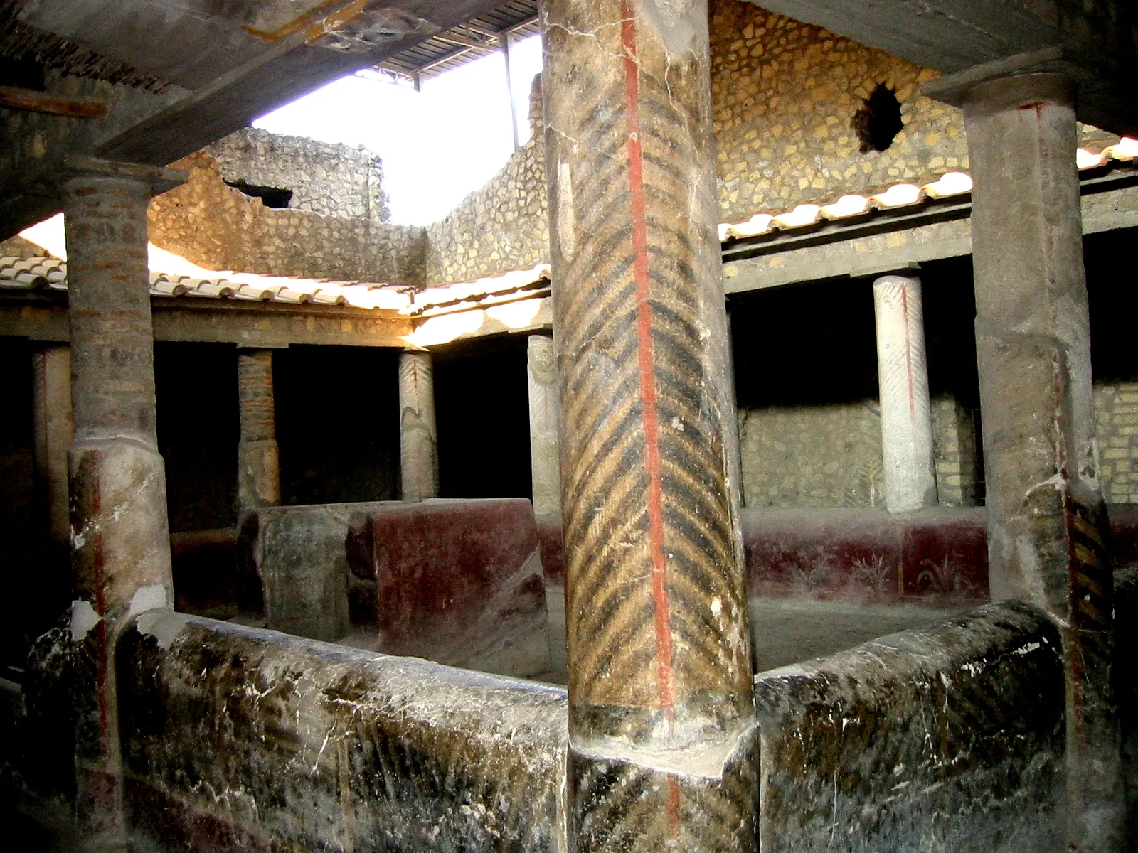 Photo showing: The photo was taken at the excavated Villa in Oplontis, the modern Torre Annunziata near Naples in Campania, Italy.

It shows the Peristyl, room 32.