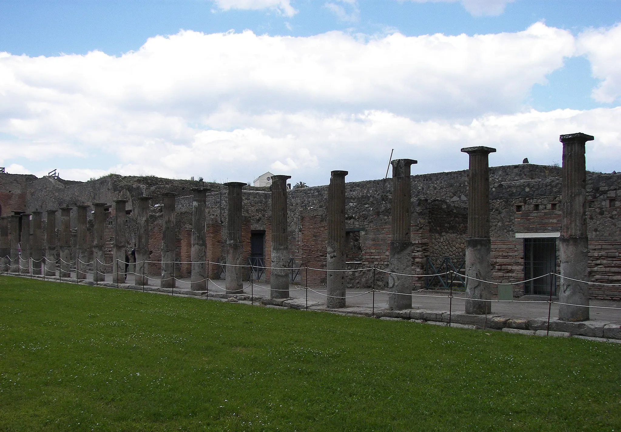 Photo showing: Gladiator barracks of Pompeii near the large theatre.