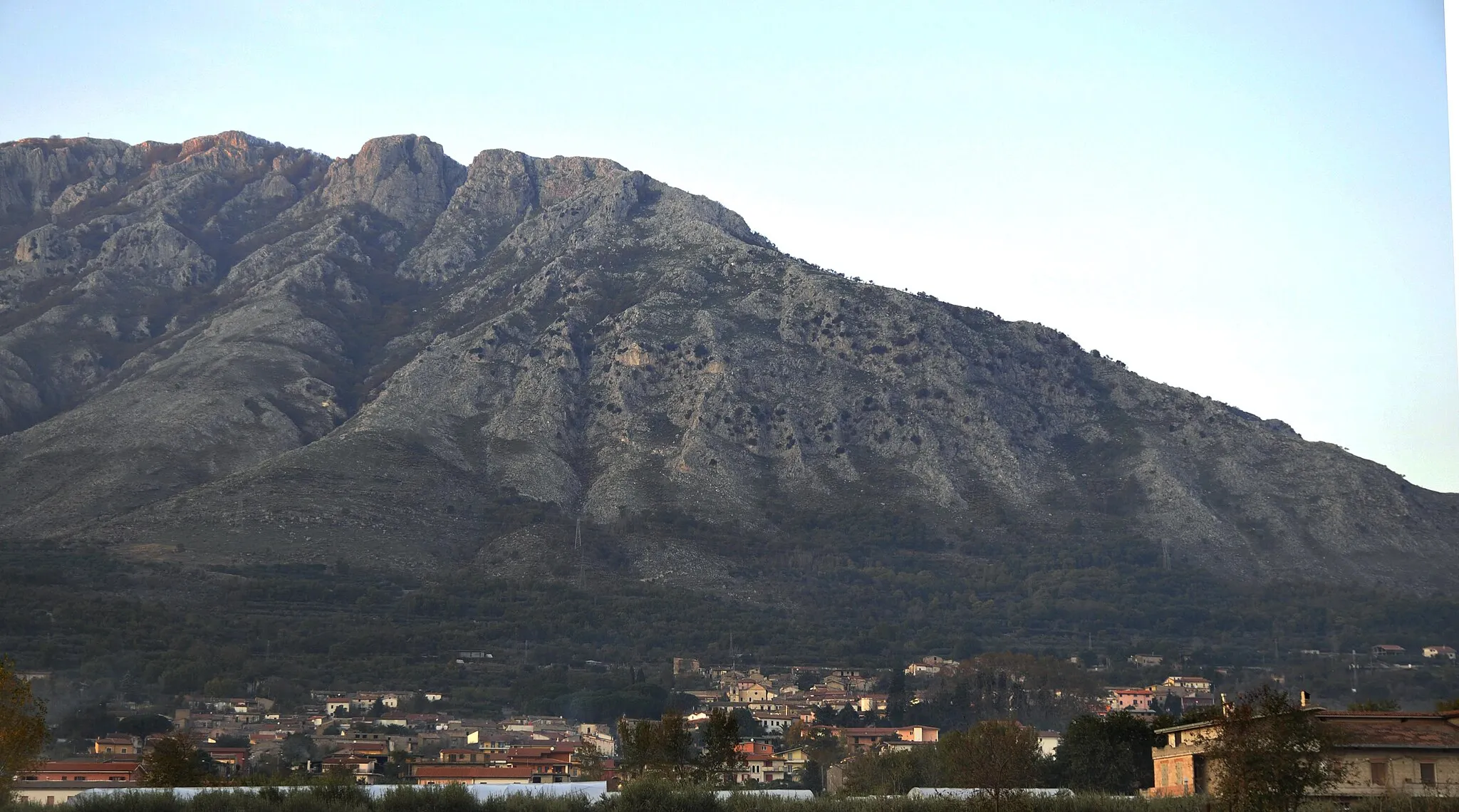 Photo showing: A view of the comune of Bonea, in the province of Benevento at the feet of Mount Taburno.