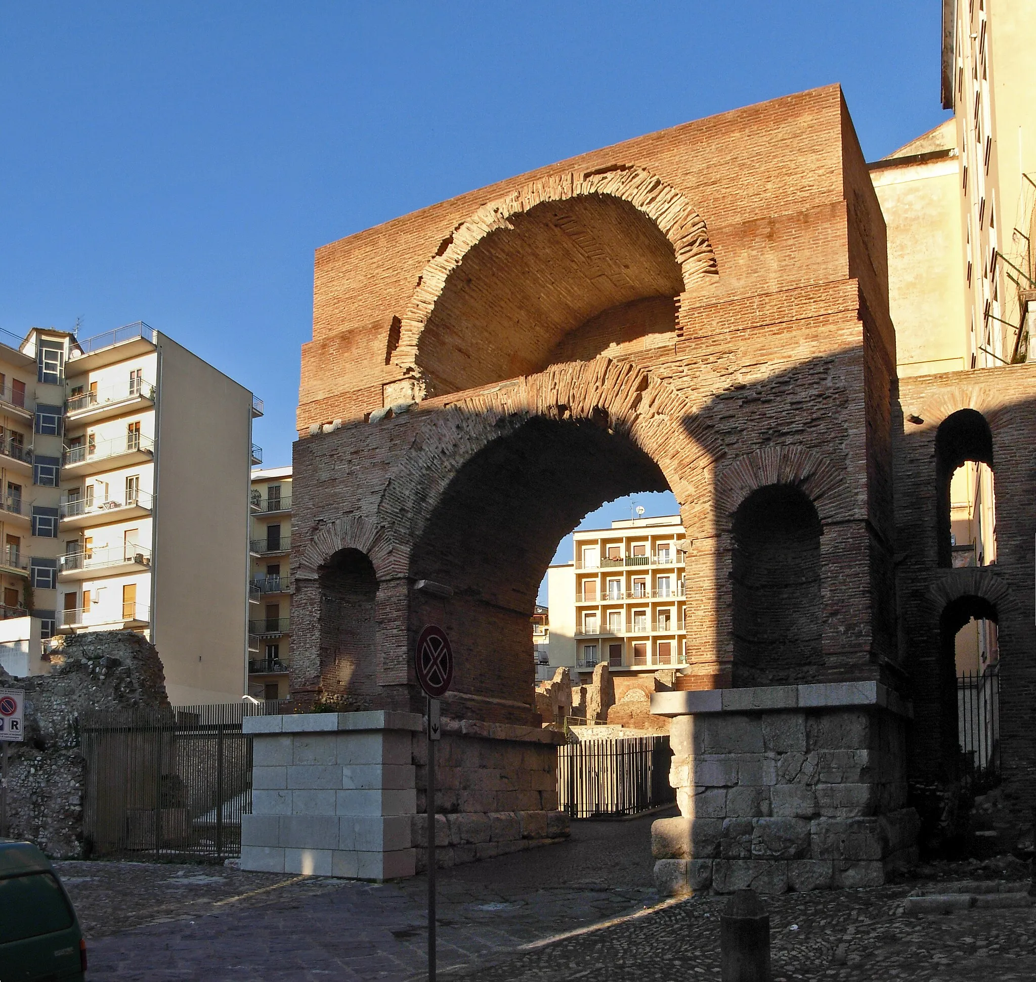 Photo showing: The roman Arch of Sacramento in Benevento, Italy, seen from south.