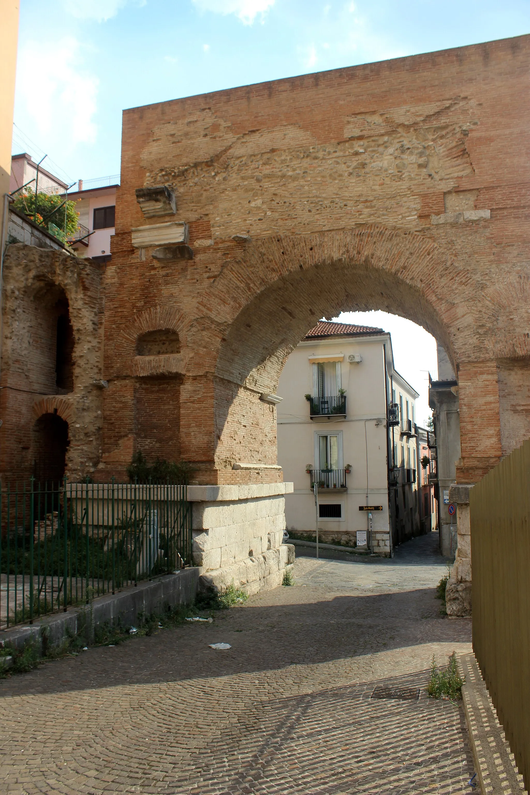 Photo showing: Benevento. Arco del Sacramento.