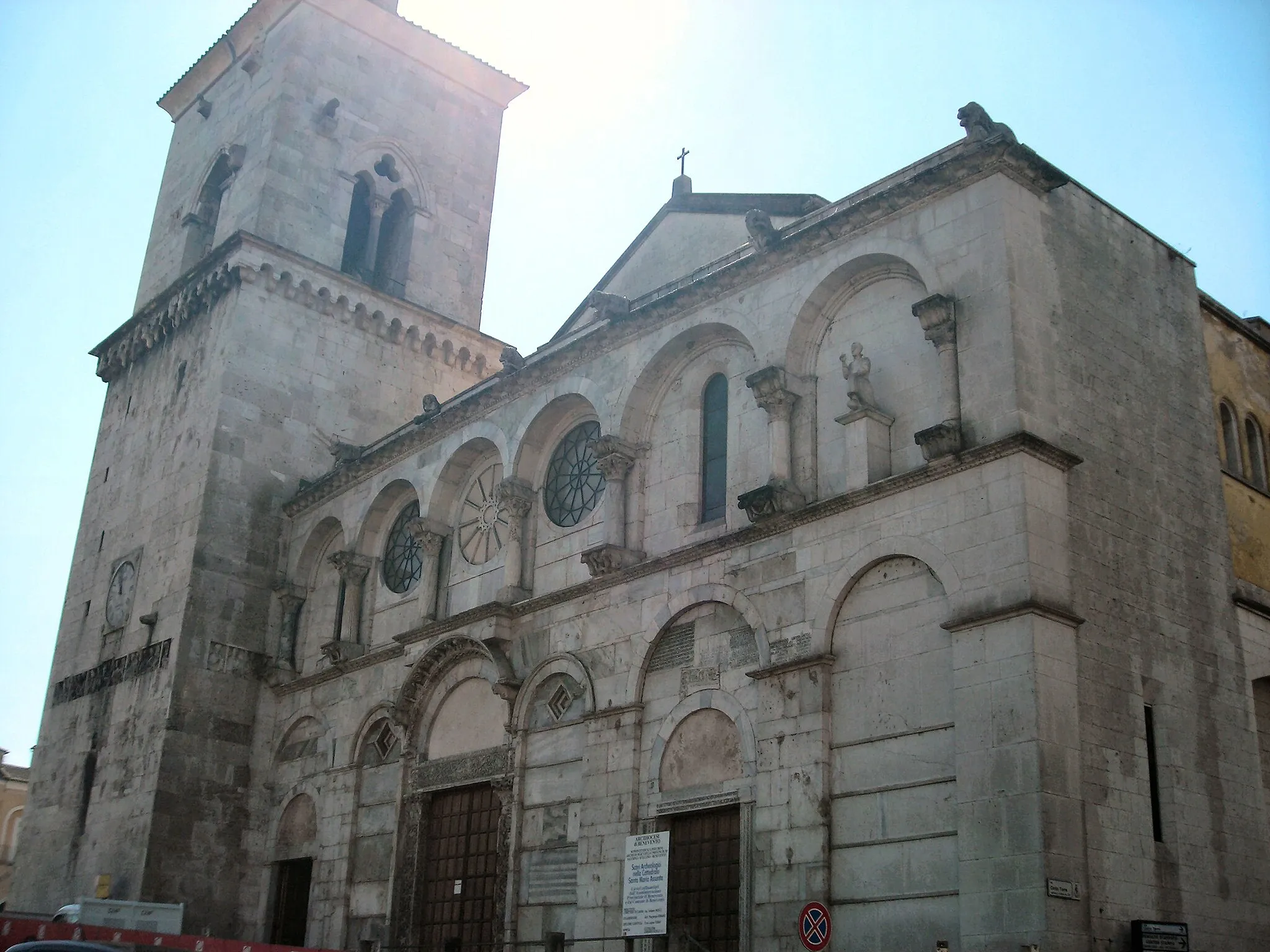 Photo showing: The façade of the Cathedral of Benevento