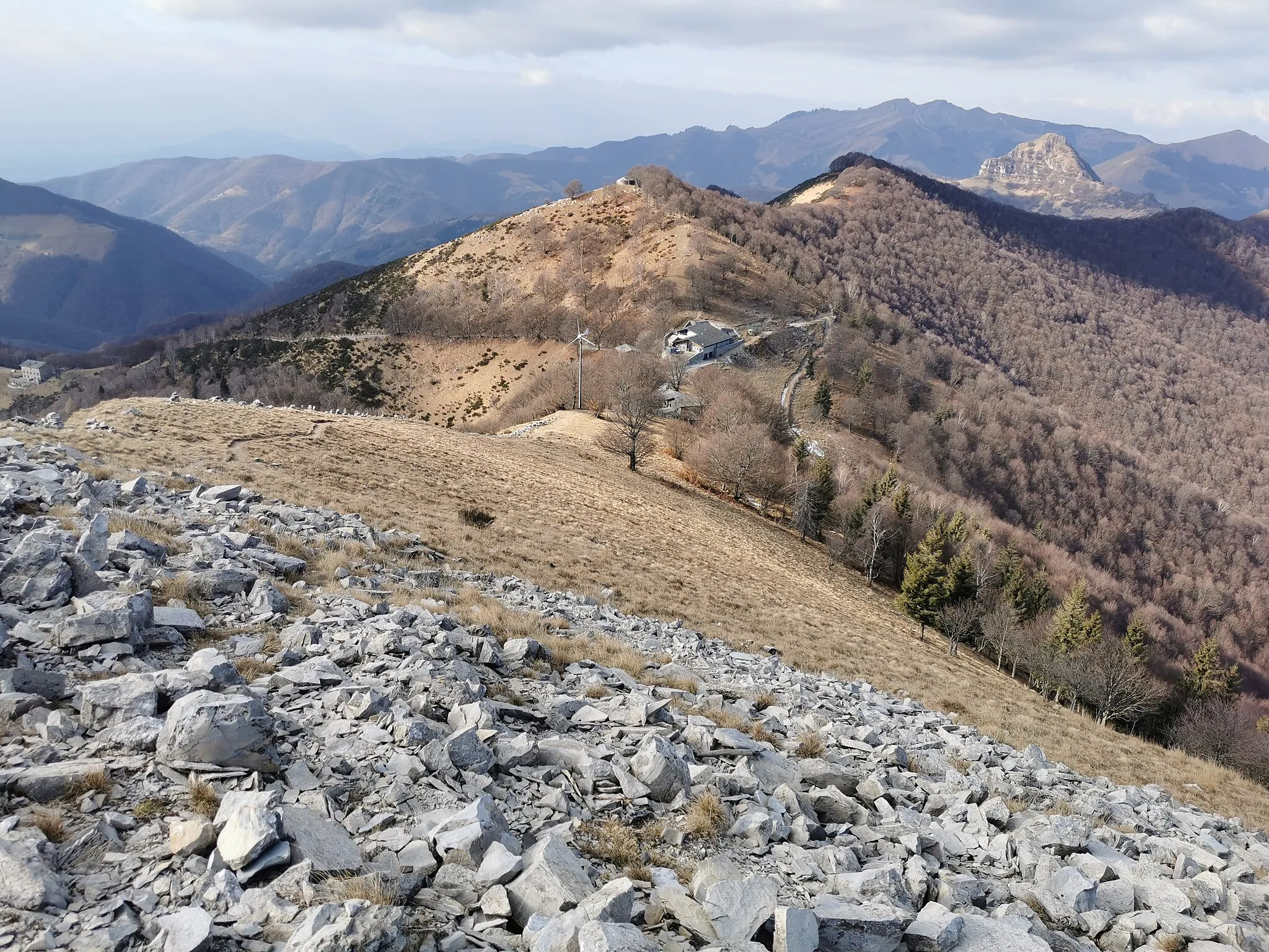 Photo showing: Monte San Bernardo visto dalla cima del Colmegnone. Al centro della foto la cima meridionale del Monte San Bernardo, con in vetta l'ominima chiesetta. Più a destra la cima settentrionale del San Bernardo. All'estrema destra sullo sfondo il Sasso Gordona. Ai piedi della cima meridionale del San Bernardo c'è la colma del Roccolo, con gli edifici dell'agriturismo San Bernardo.