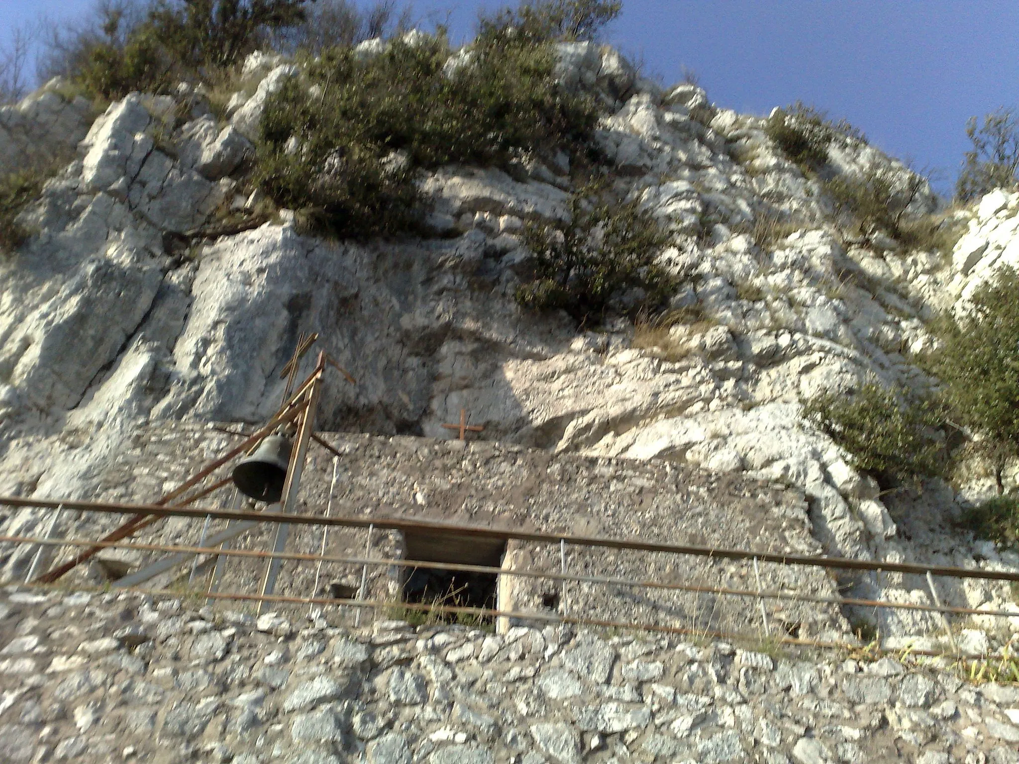 Photo showing: La grotta scavata dai Longobardi nel 663 a. C.
Oggi è riparata da un muro ,mentre all'esterno troviamo una campana,la "campana di Preturo"