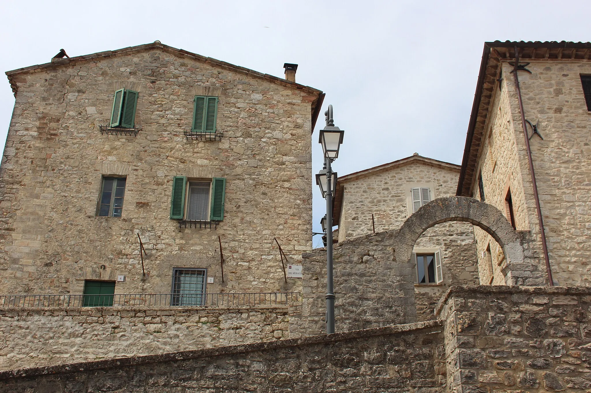 Photo showing: Defensive walls of Collelungo (Baschi, Italy)