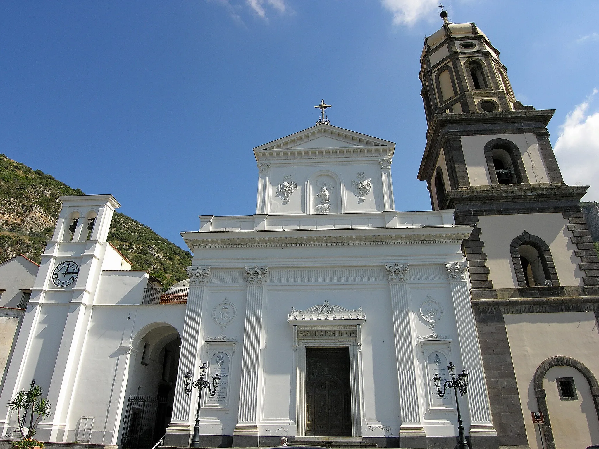 Photo showing: Facciata e campanile della Basilica Santa Maria del Lauro in Meta (NA), Italy