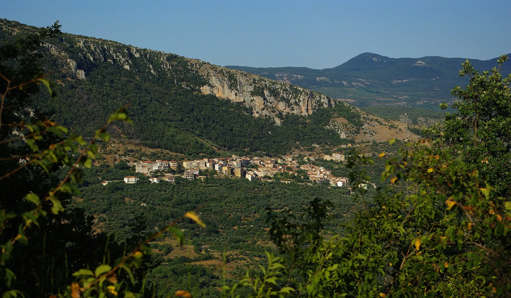Photo showing: Panoramic view of Ottati and the surrounding Alburni mountains.