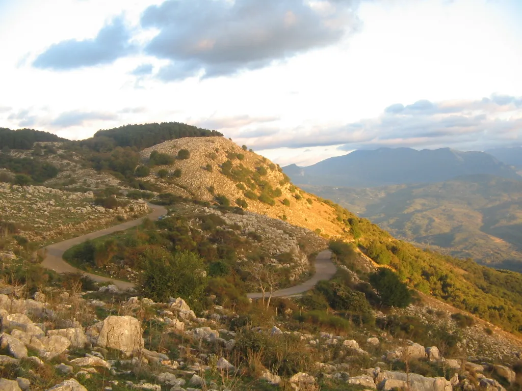 Photo showing: View of the mountain road to Tempa del Prato, a mountain of the Alburni range located above Ottati (SA), Southern Italy.