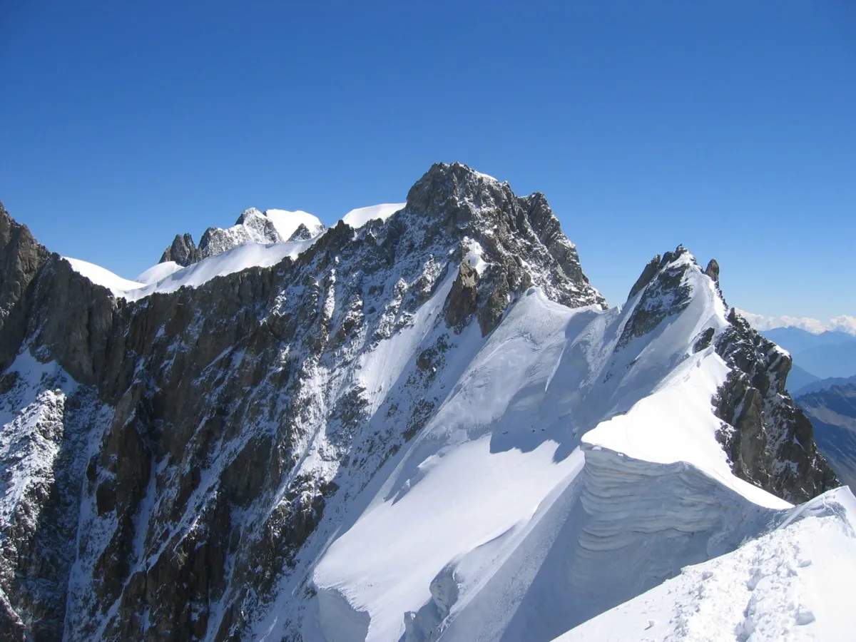 Photo showing: Aiguille de Rochefort, Mont Blanc Massif, Graian Alps. View from saddle underneath Dent du Géant over the first part of Rochefort Ridge. In the background the summit of Grandes Jorasses.