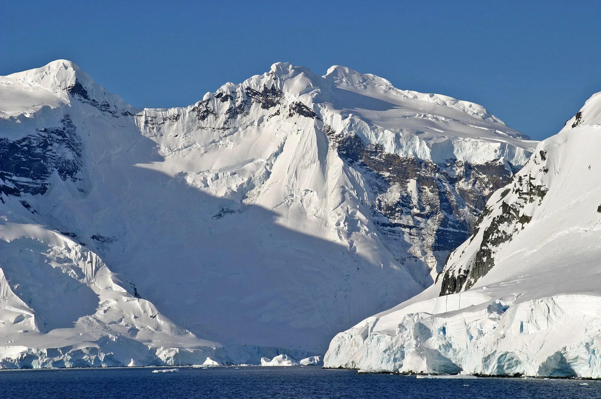 Photo showing: Glaciated mountains near the South Shetland Islands in the Antarctic (King George Island).