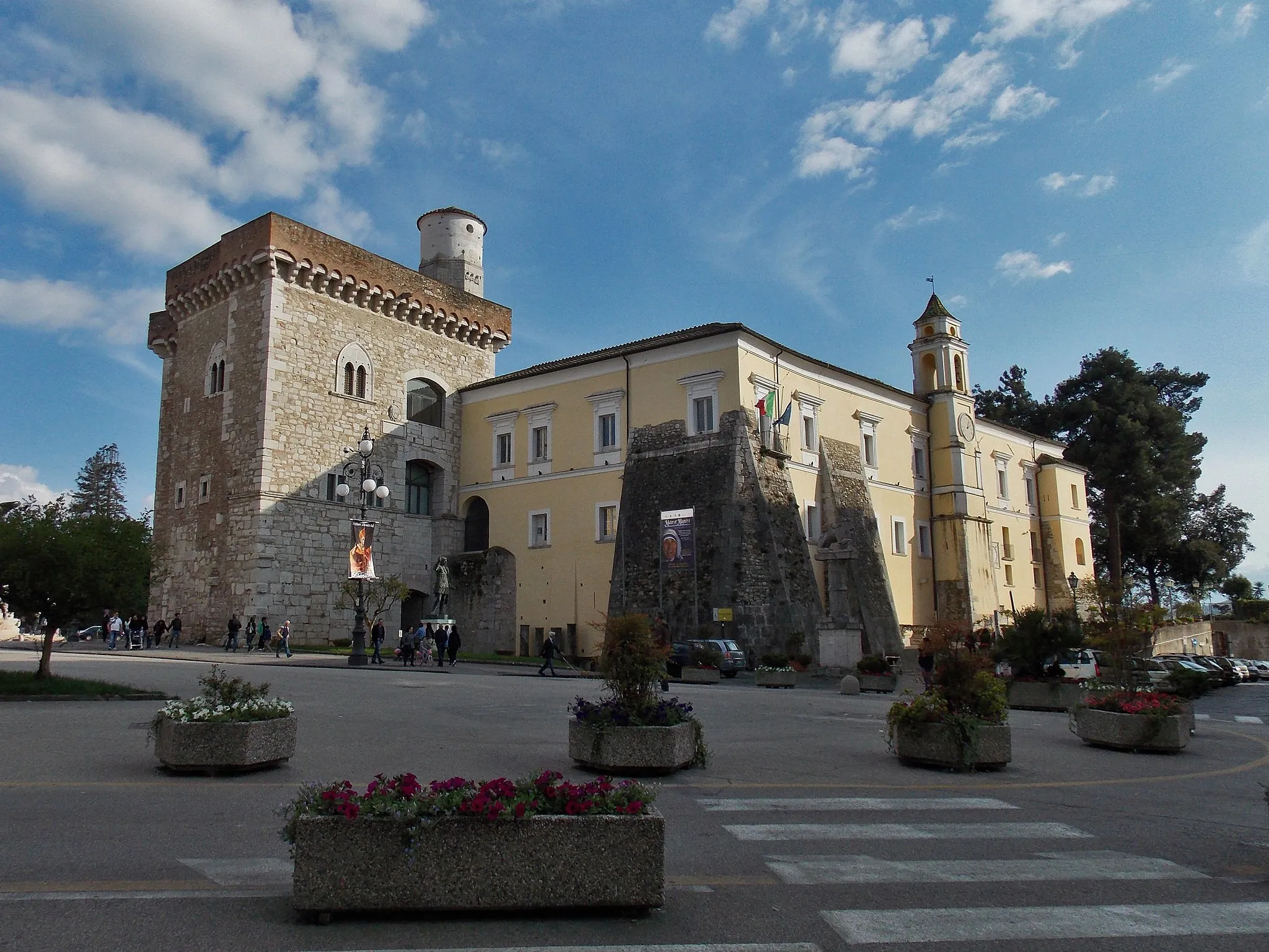 Photo showing: Rocca dei Rettori seen from Piazza Castello, Benevento