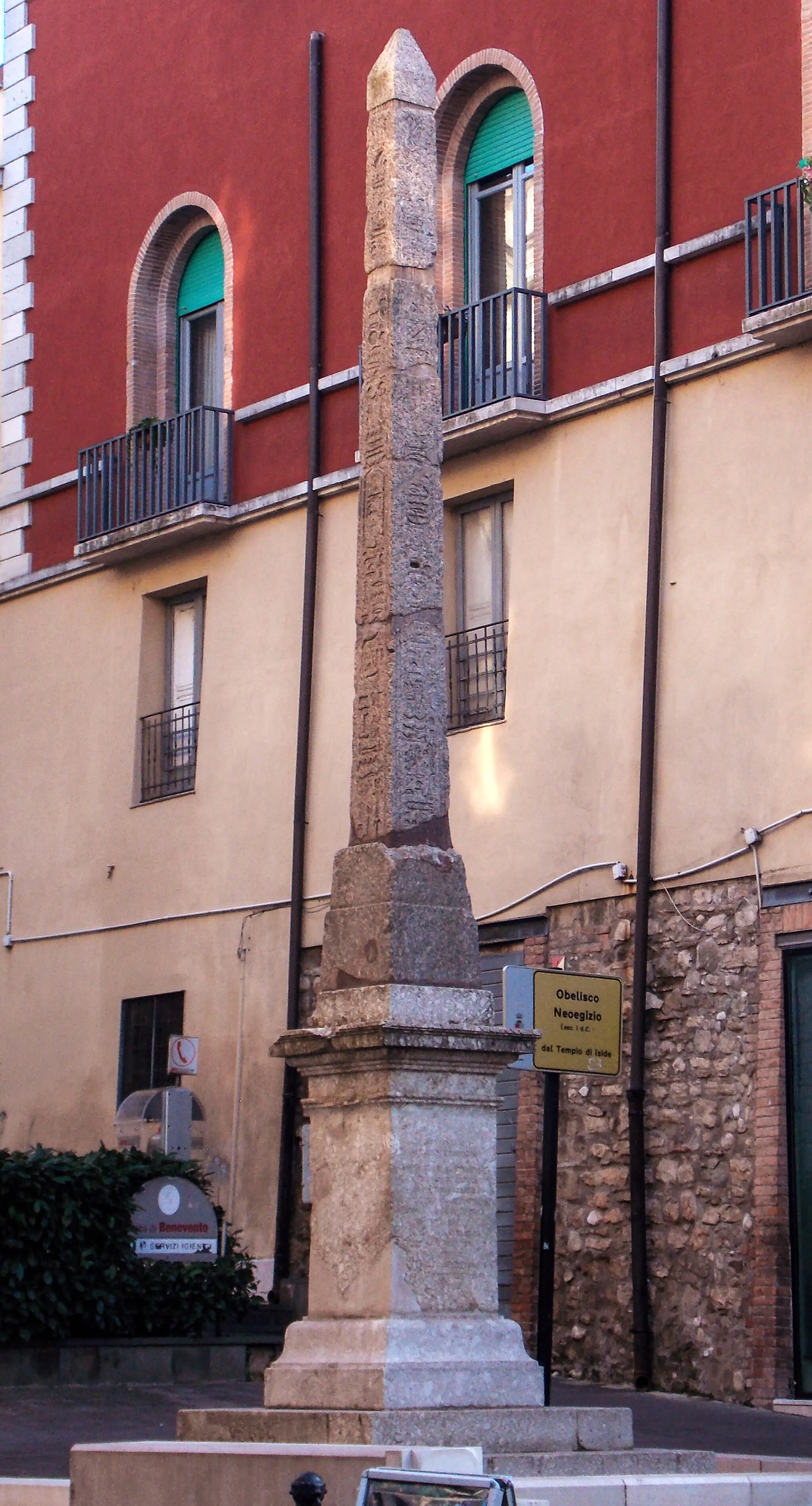 Photo showing: L'obelisco neoegizio di Piazza Papiniano a Benevento, proveniente dal tempio di Iside