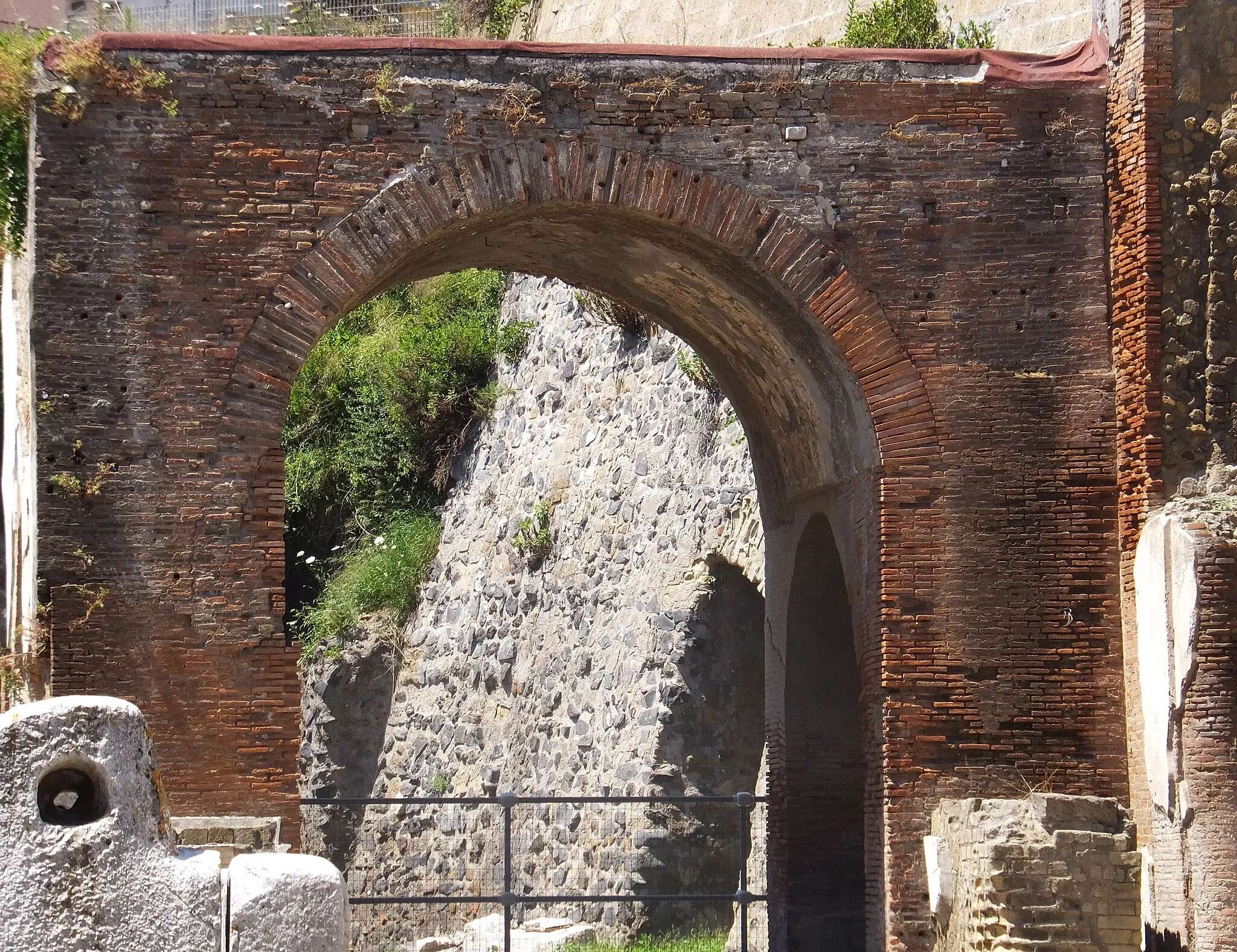 Photo showing: Herculaneum — Arch in the Forum