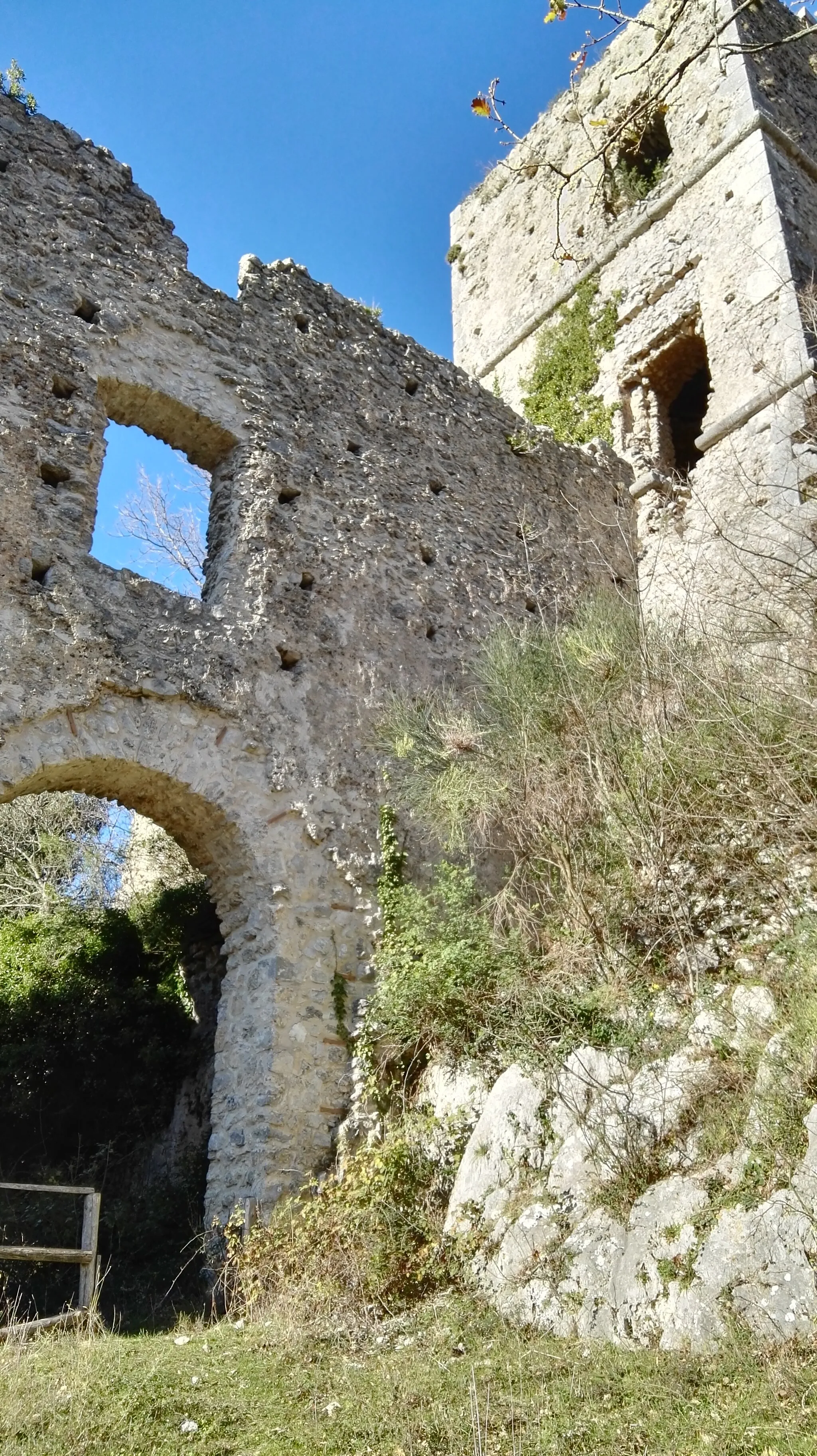 Photo showing: The ruins of the tower and the entrance portal of the Abbey of Santa Maria in Gruptis