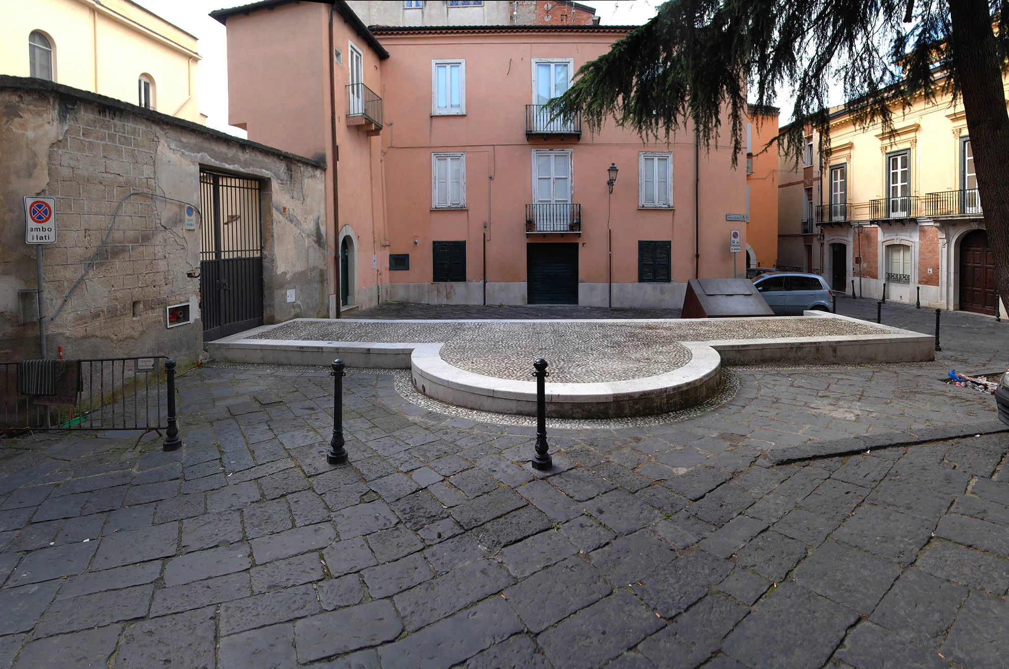 Photo showing: Site of the Langobard crypt of San Marco dei Sabariani, Benevento, Italy