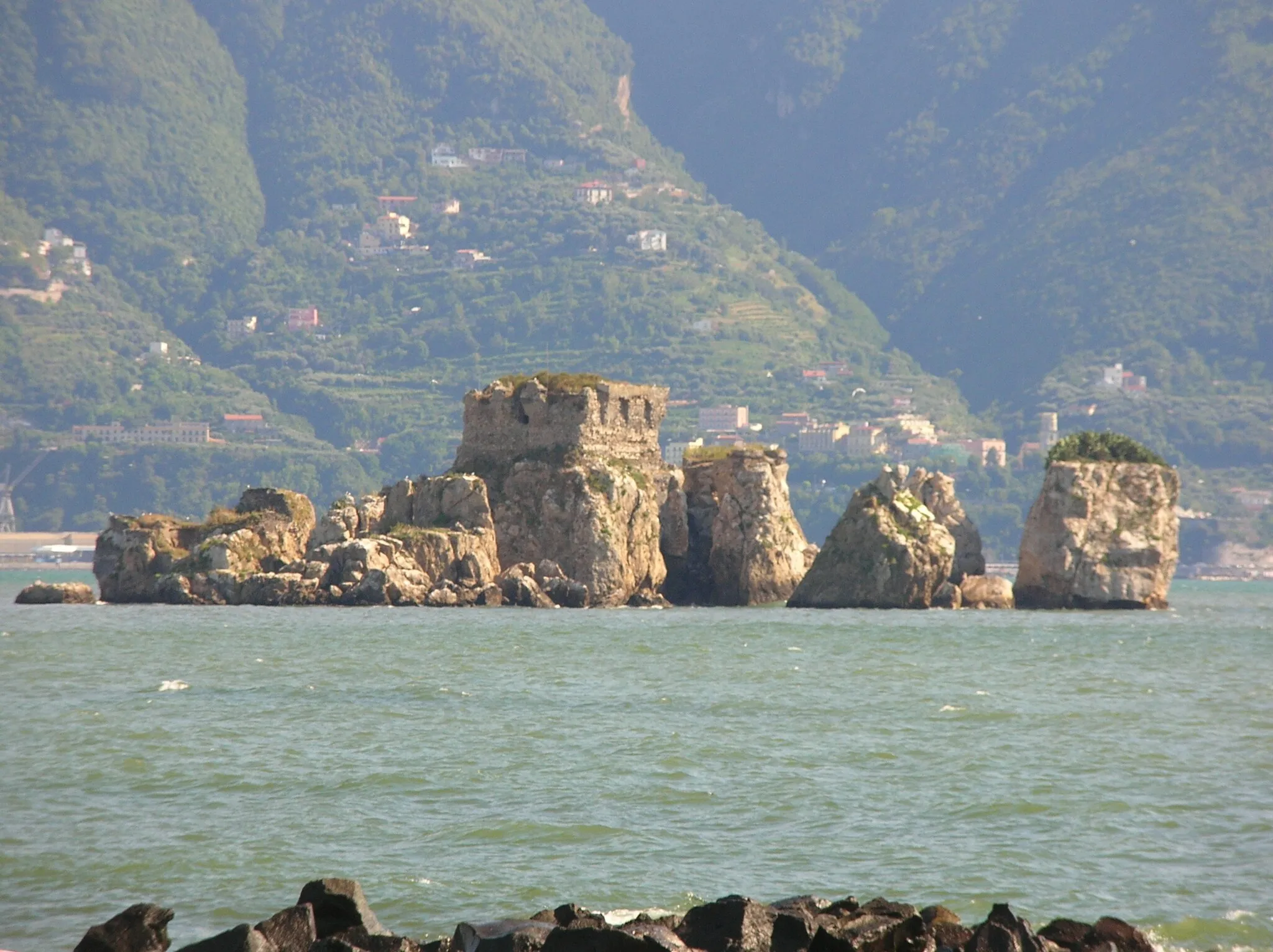 Photo showing: The island seen from Torre Annunziata Rovigliano