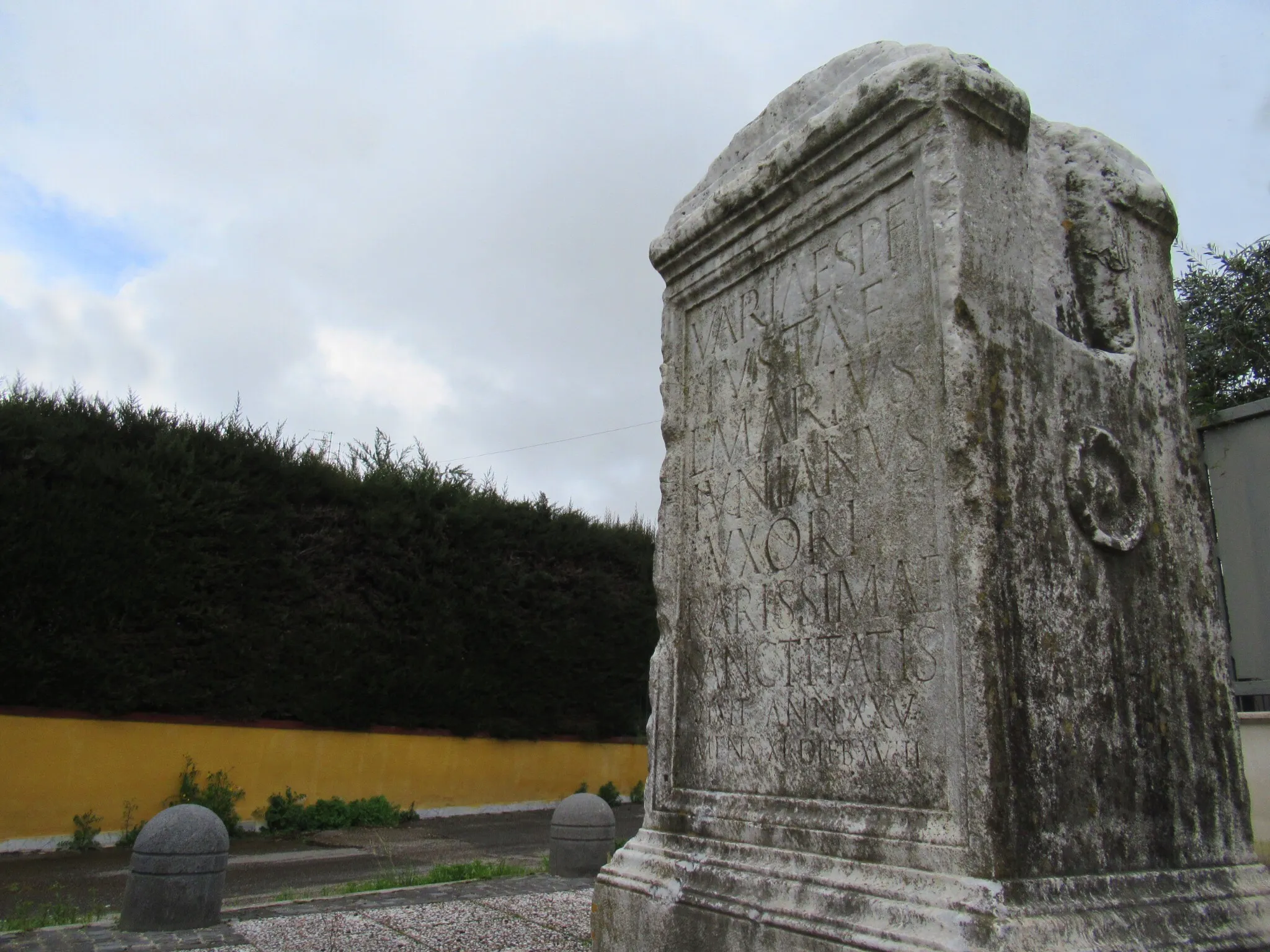 Photo showing: La Pietra Bianca, che dà il nome all'omonima via nei pressi del luogo del ritrovamento.