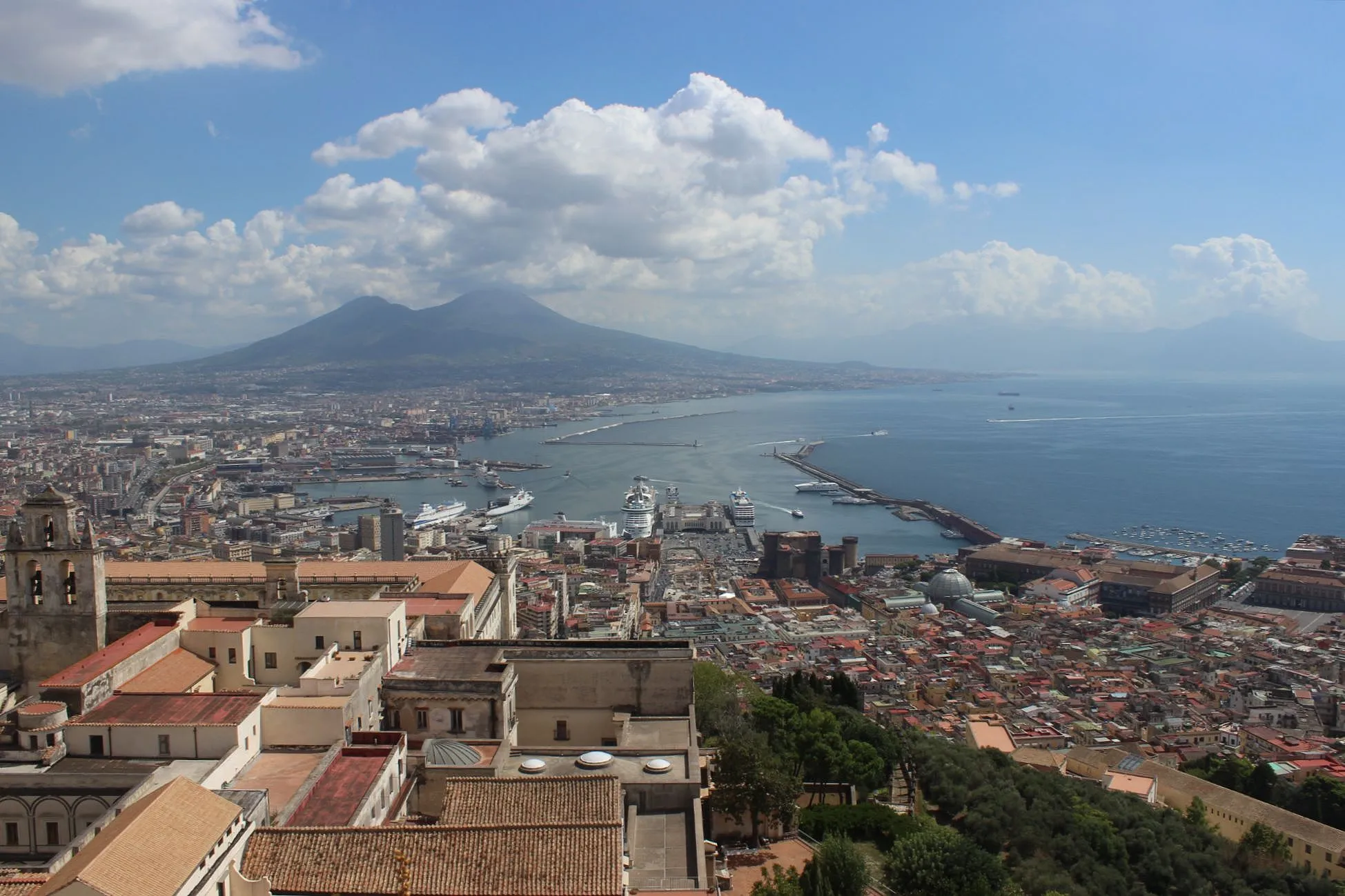 Photo showing: Nápoles, la Cartuja de San Martino desde Castel Sant'Elmo.